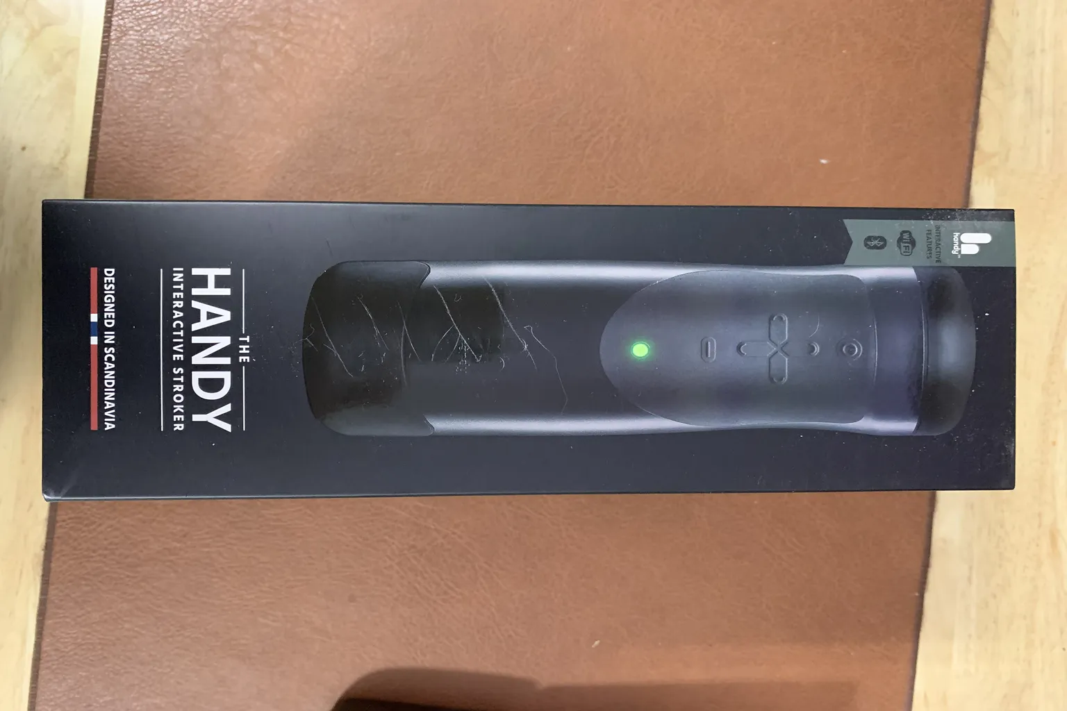 The Handy Verpackung von vorne, zeigt Produktbild und Branding auf der Box