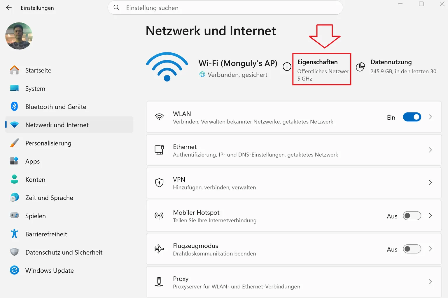 In Windows wird der Name des aktuell verbundenen WLANs angezeigt. Klicke darauf, um die Netzwerkeigenschaften zu öffnen und zu prüfen, ob es als öffentlich oder privat eingestellt ist. Wenn du es auf privat stellst, wird die lokale Verbindung von Virtual Desktop stabiler.