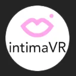 Ein Markenlogo von intimaVR, dargestellt als pinke Lippen auf weißem Hintergrund. Das Design deutet auf romantisch ausgerichtete Inhalte mit virtuellen Charakteren hin.