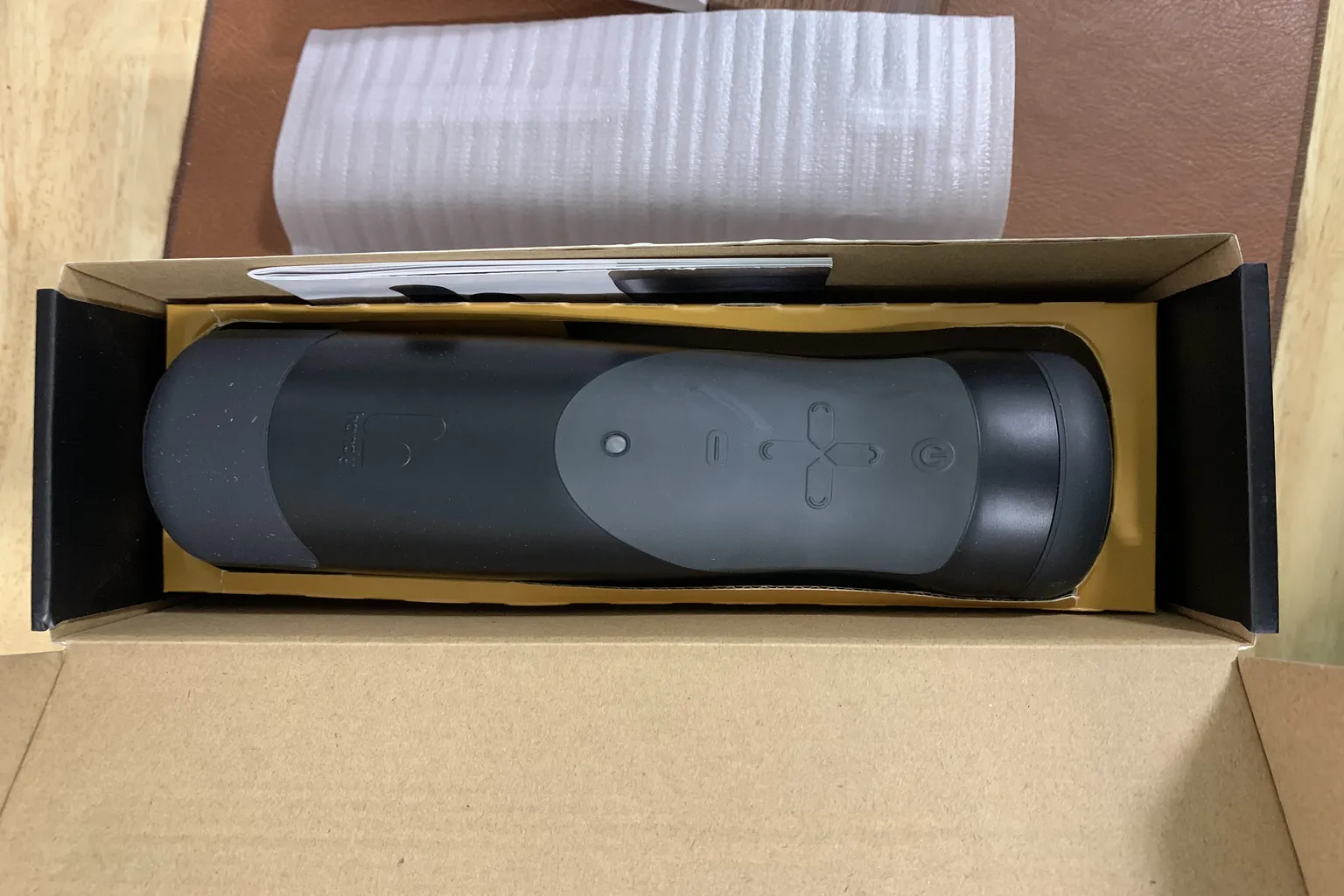 The Handy im geöffneten Karton, zeigt Gerät sicher verpackt im Inneren