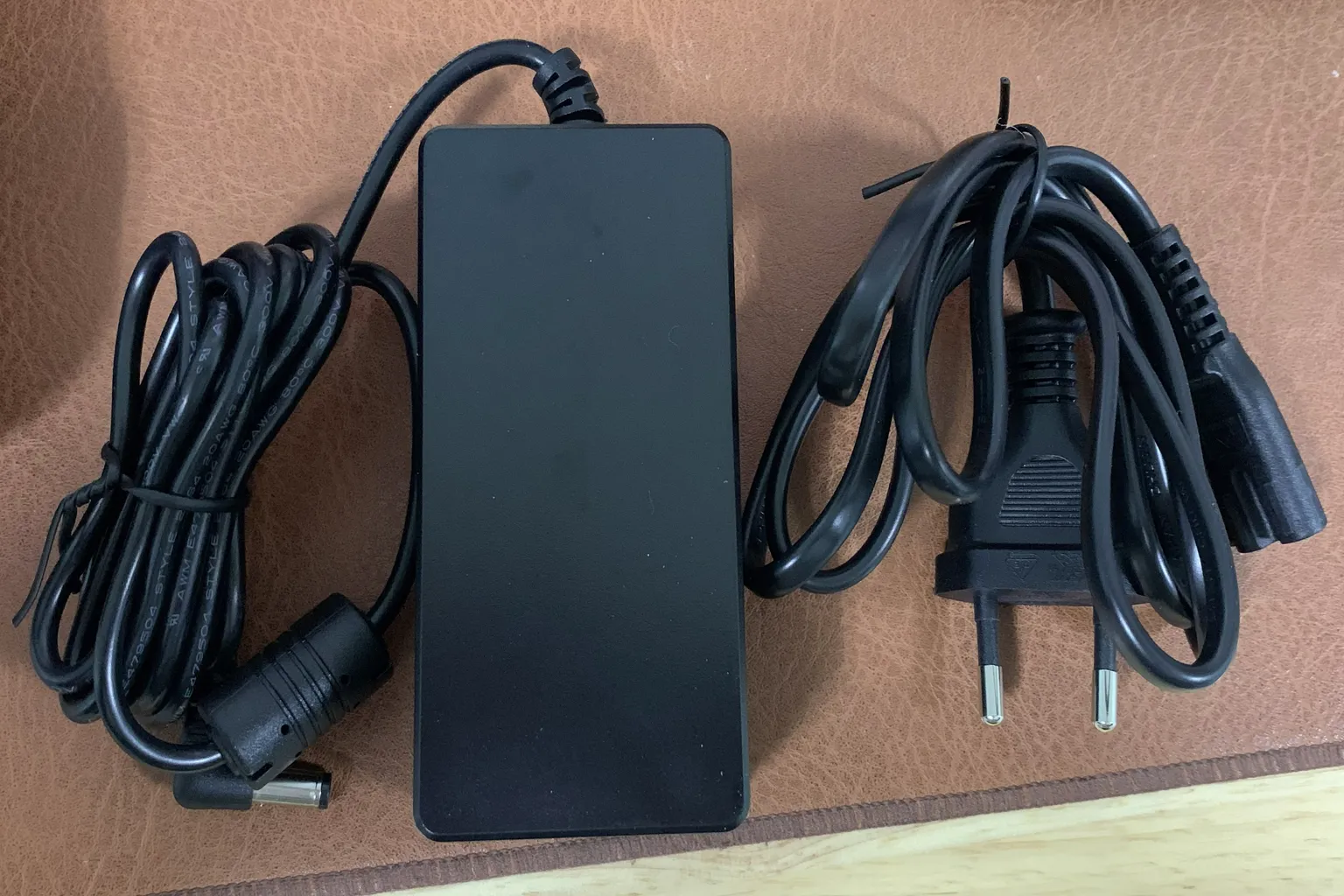 Netzteil und Kabel für The Handy, zeigt Ladeadapter und Stromkabel im Detail