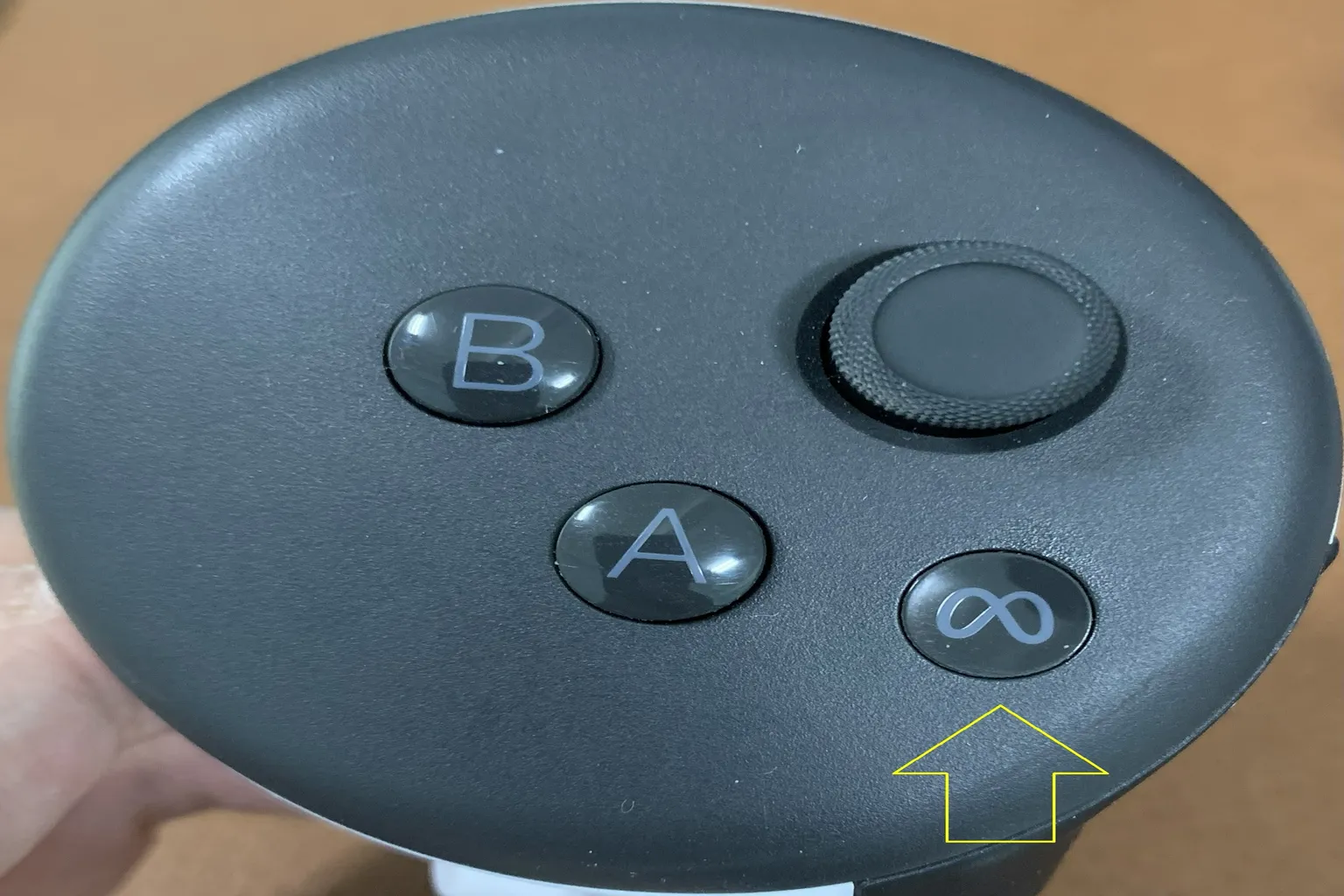 Ein Mixed-Reality-Einstellungsbildschirm, auf dem Position und Höhe des virtuellen Charakters verändert werden. Die Szene zeigt, wie sich die Platzierung der Figur im Verhältnis zum Raum anpassen lässt.