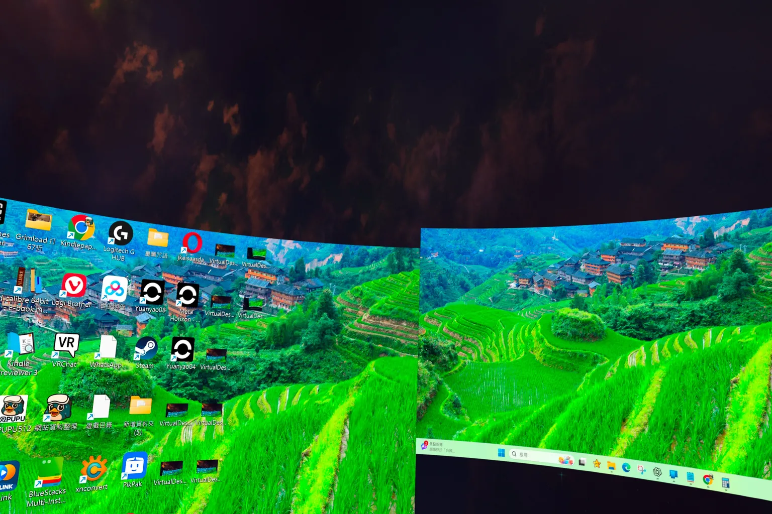 Ein PC-Desktop mit zwei Monitoren wird in VR angezeigt. Desktop-Symbole und geöffnete Fenster sind klar erkennbar. So kannst du deinen PC in VR mit vollem Sichtfeld nutzen, ähnlich wie bei einem normalen Monitor-Setup.
