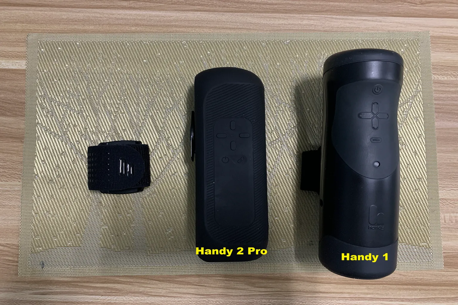 Vorderseitenvergleich von The Handy 1 und The Handy 2 Pro mit Bedienfeldern