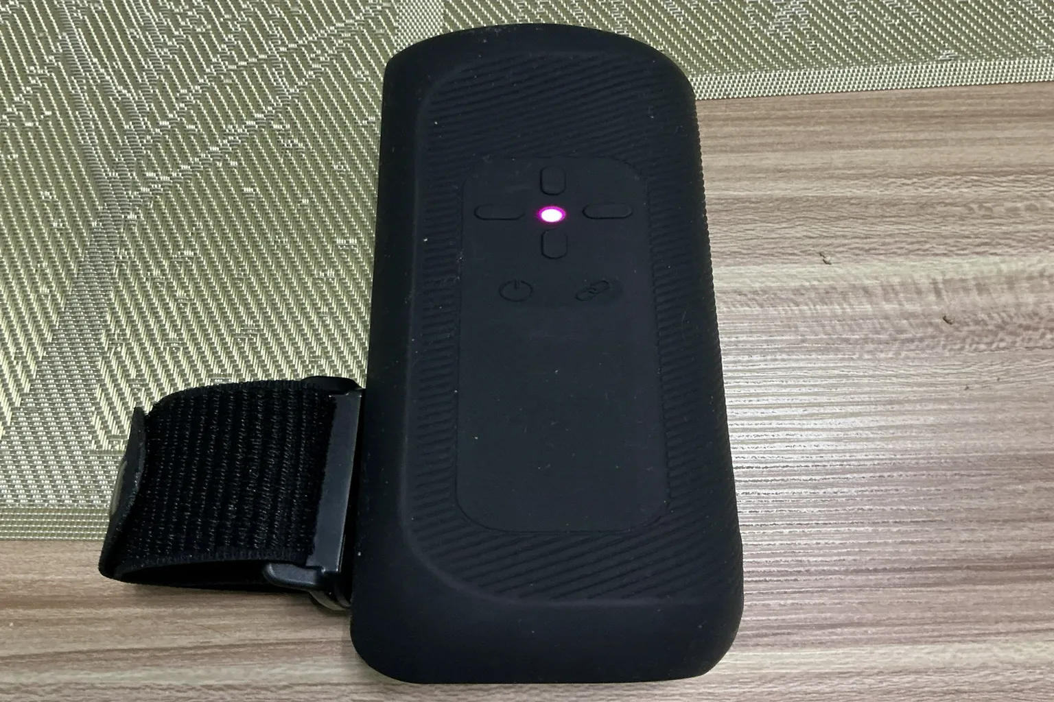 The Handy 2 Pro mit pink leuchtender Statusanzeige nach der WLAN-Verbindung.