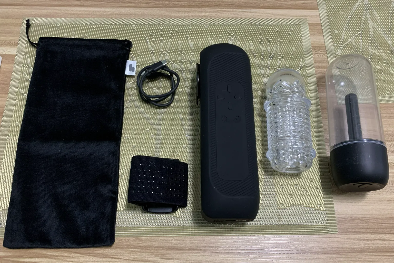 Inhalt der The Handy 2 Pro Verpackung mit Hauptgerät, TrueGrip Cup, Trocknungsbehälter, USB-C-Kabel, Befestigungsband und Aufbewahrungsbeutel.