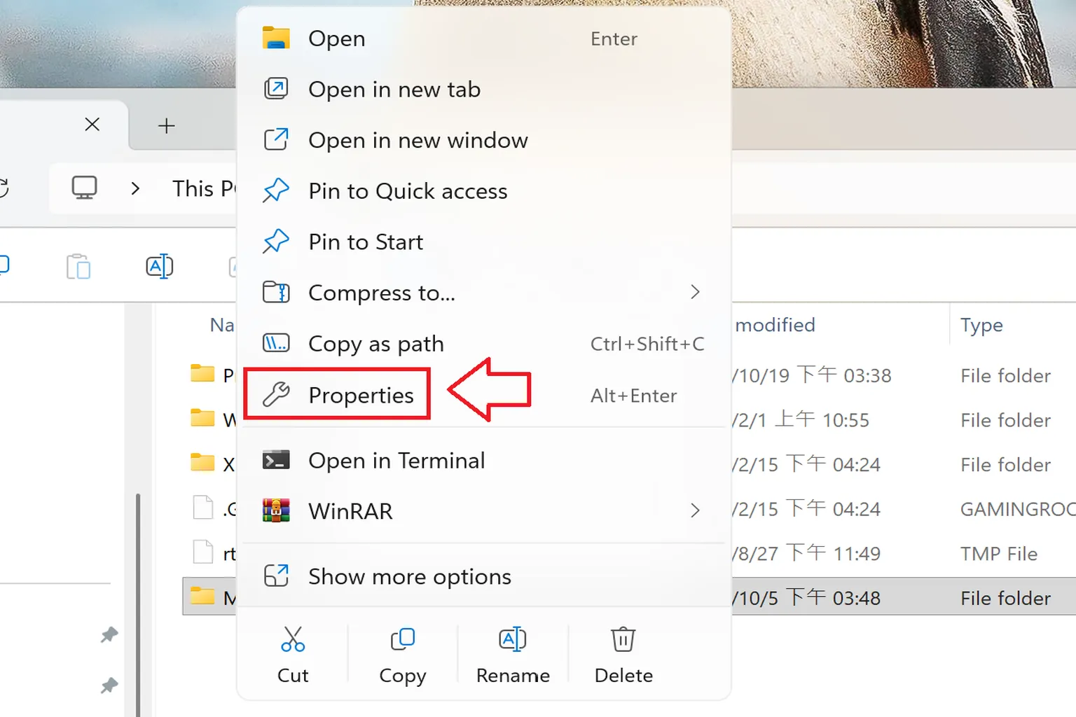 Right-clicking a folder and opening the sharing settings option.