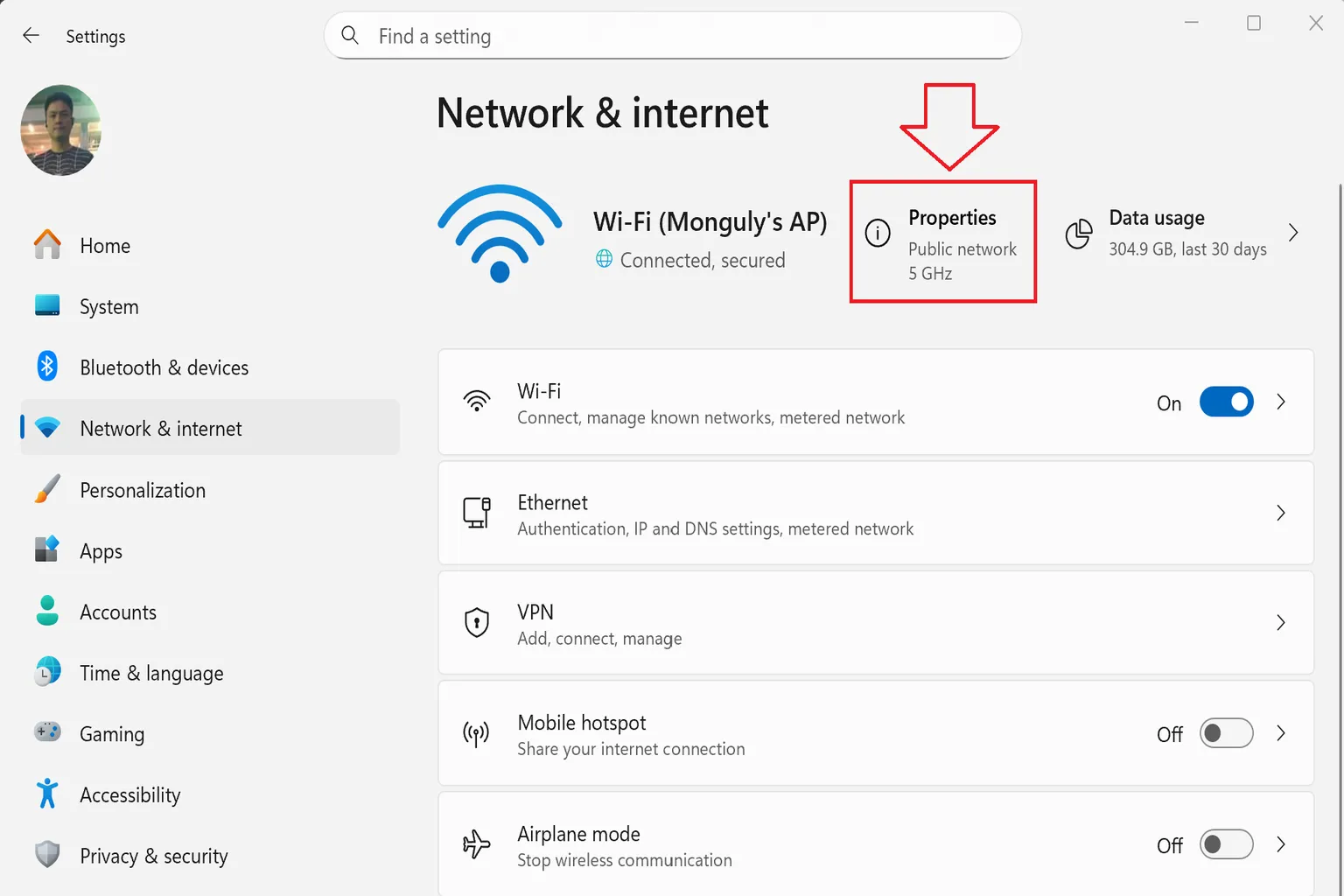 In Windows, the currently connected Wi-Fi network name is displayed. Click it to open network properties, where you can check whether it’s set to Public or Private. Switching it to Private helps make Virtual Desktop’s local connection more stable.