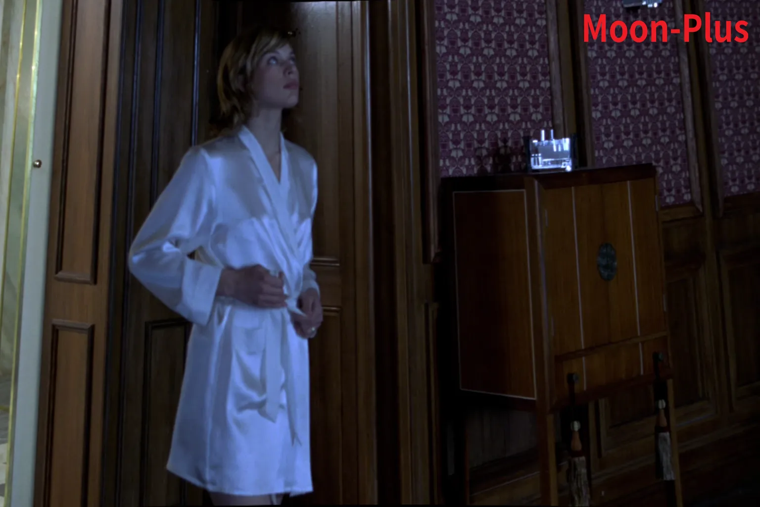 Playing a Resident Evil scene in Moon VR Player, where switching to Plus mode increases brightness and makes details more defined.