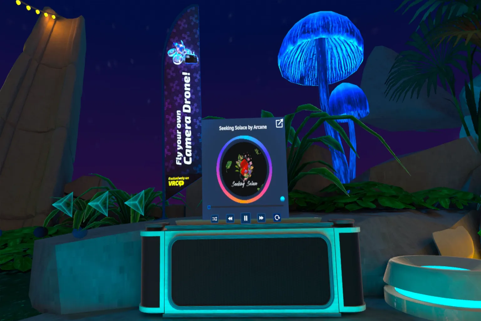 Zona del reproductor de música del lobby de VRChat, con la portada del álbum y los controles de reproducción en una pantalla, junto a una bandera de Camera Drone.