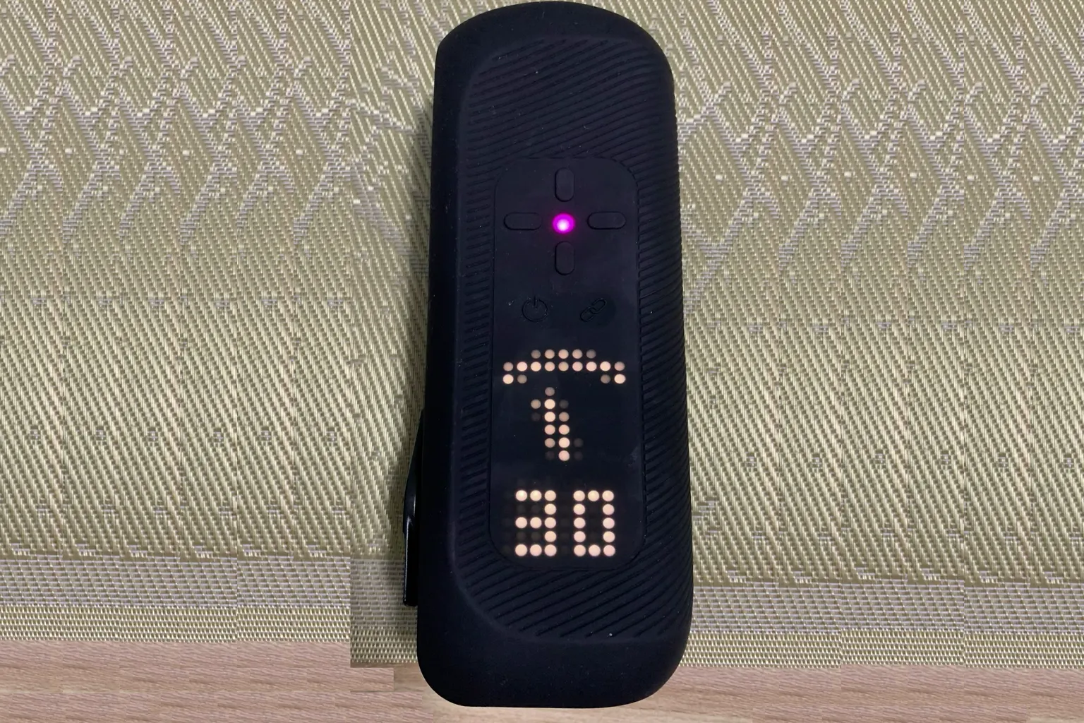 Pantalla LED de The Handy 2 Pro mostrando una intensidad de acción de 30
