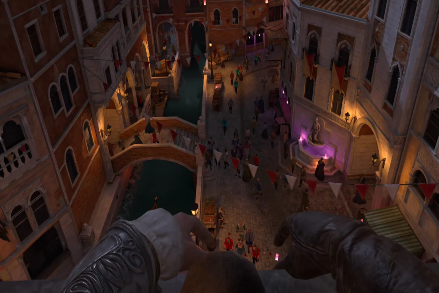 Vista desde un tejado sobre una calle concurrida de Venecia.