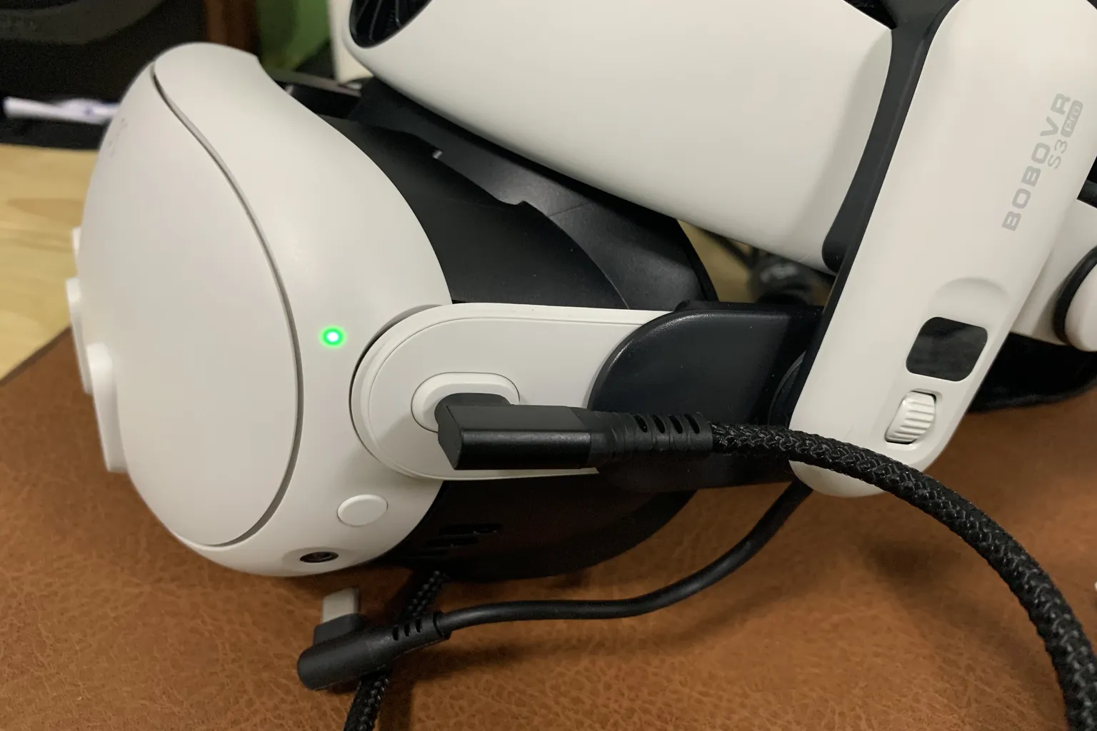 Meta Quest connecté au PC avec un câble USB-C pour installer SideQuest