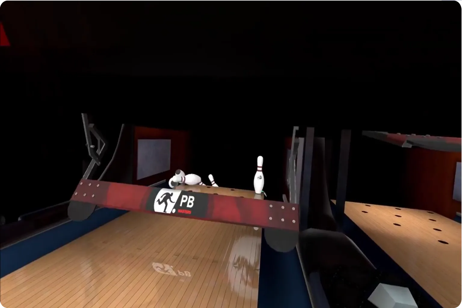 Gros plan sur la machine qui remet les quilles en place au bout d’une piste dans Premium Bowling