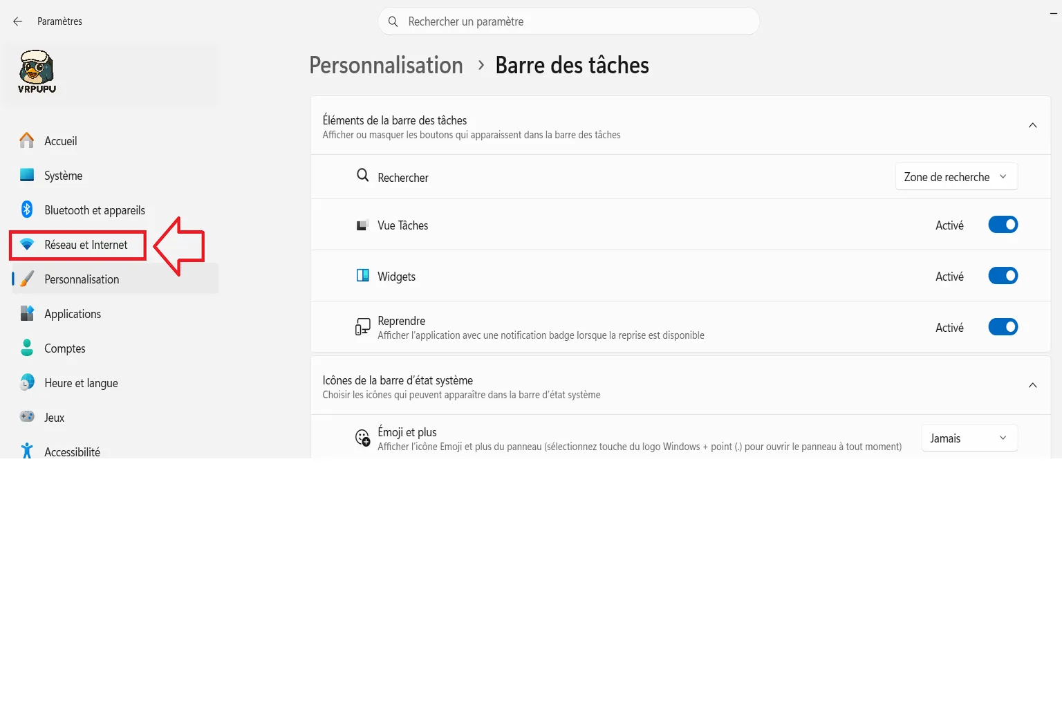 Paramètres Windows avec la section Réseau et Internet indiquée par une flèche rouge