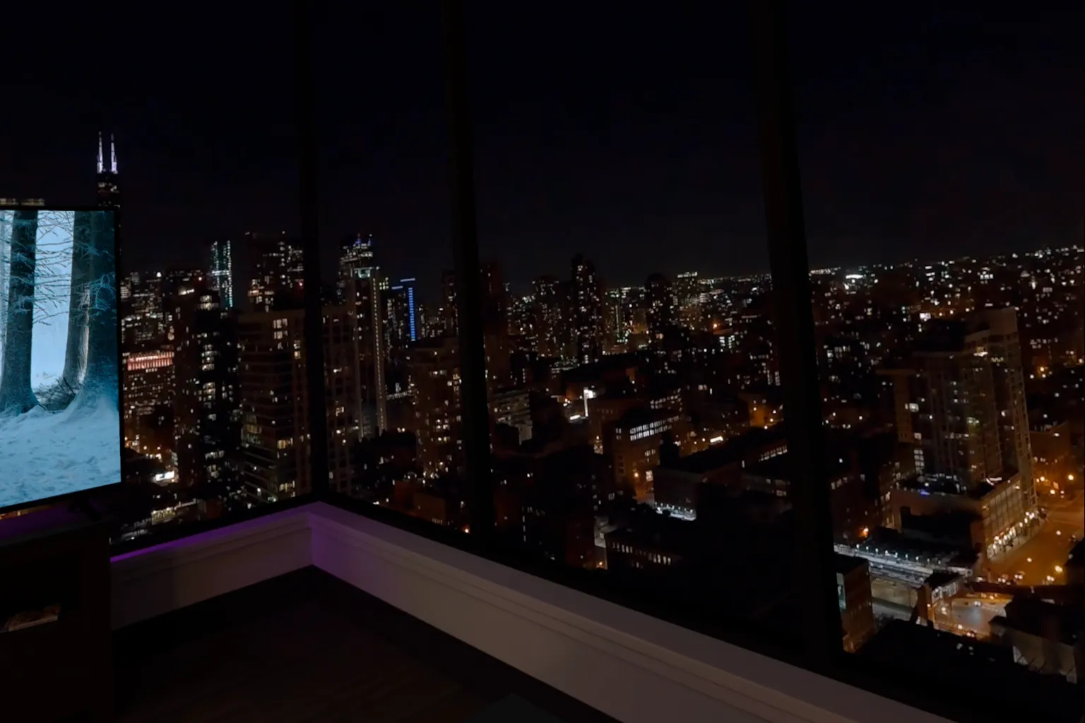 Vue de nuit depuis l’environnement Modern Apartment de Virtual Desktop avec skyline urbaine