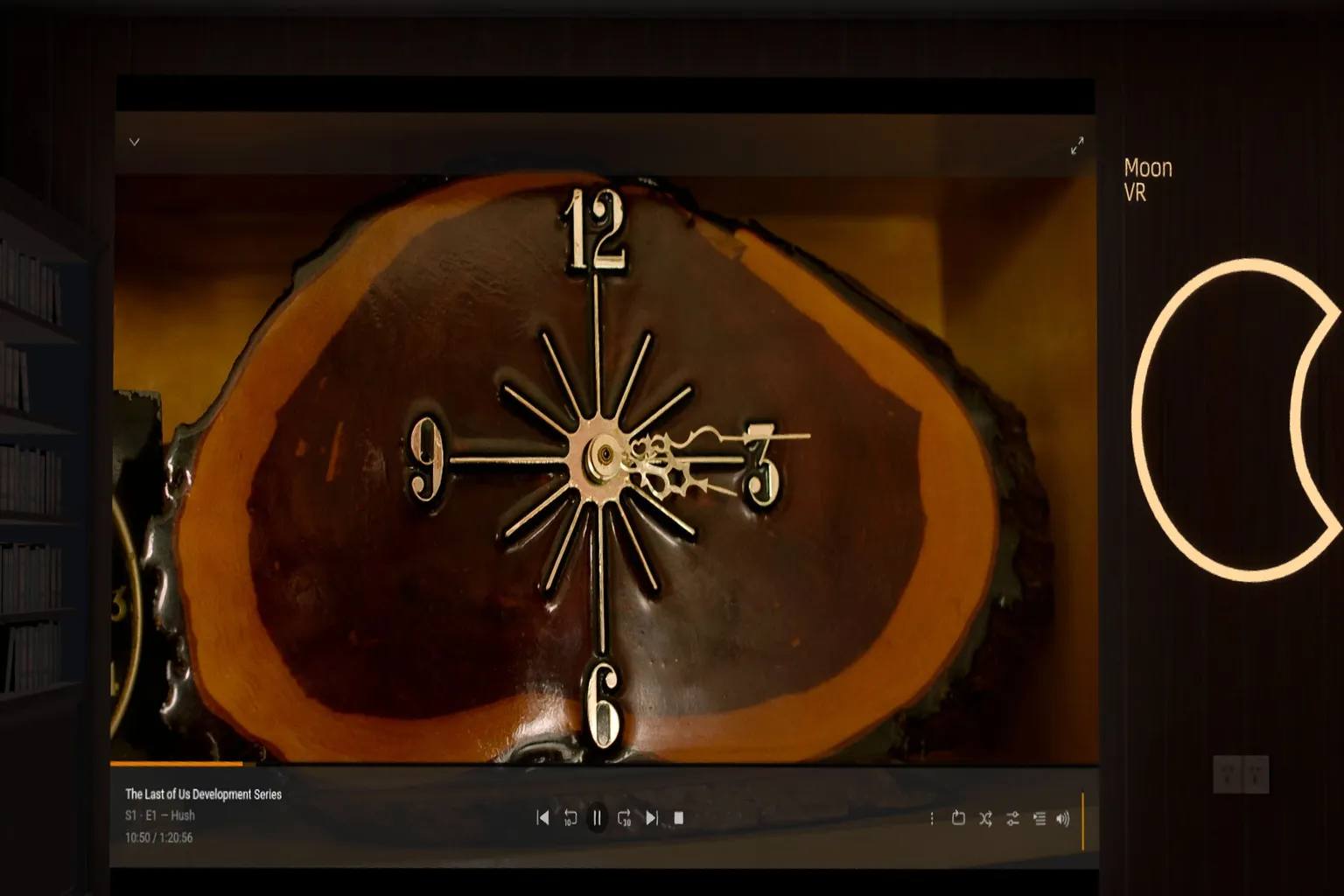 Vidéo Plex en cours de lecture dans Moon VR, affichée sur un grand écran de cinéma virtuel.