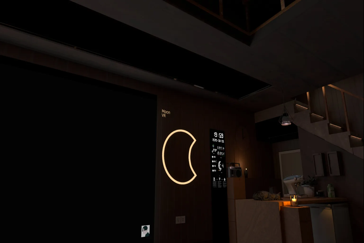Vue intérieure d’un loft virtuel Moon VR avec grand écran, horloge réelle et ambiance sombre.