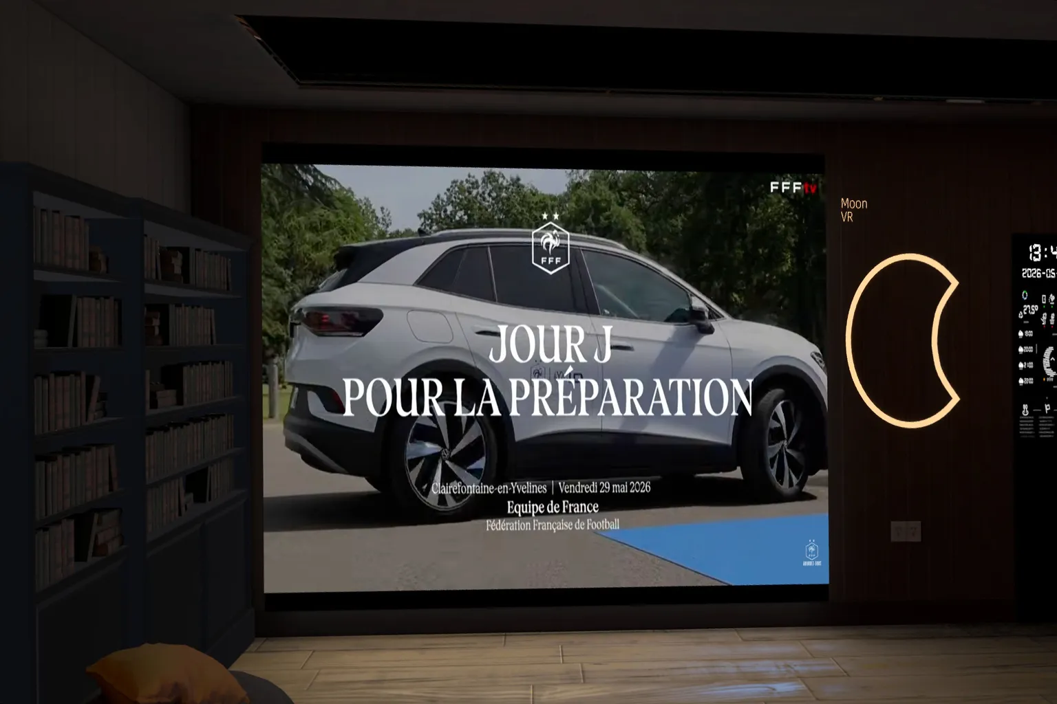 Vidéo française affichée sur un grand écran dans un loft virtuel Moon VR.