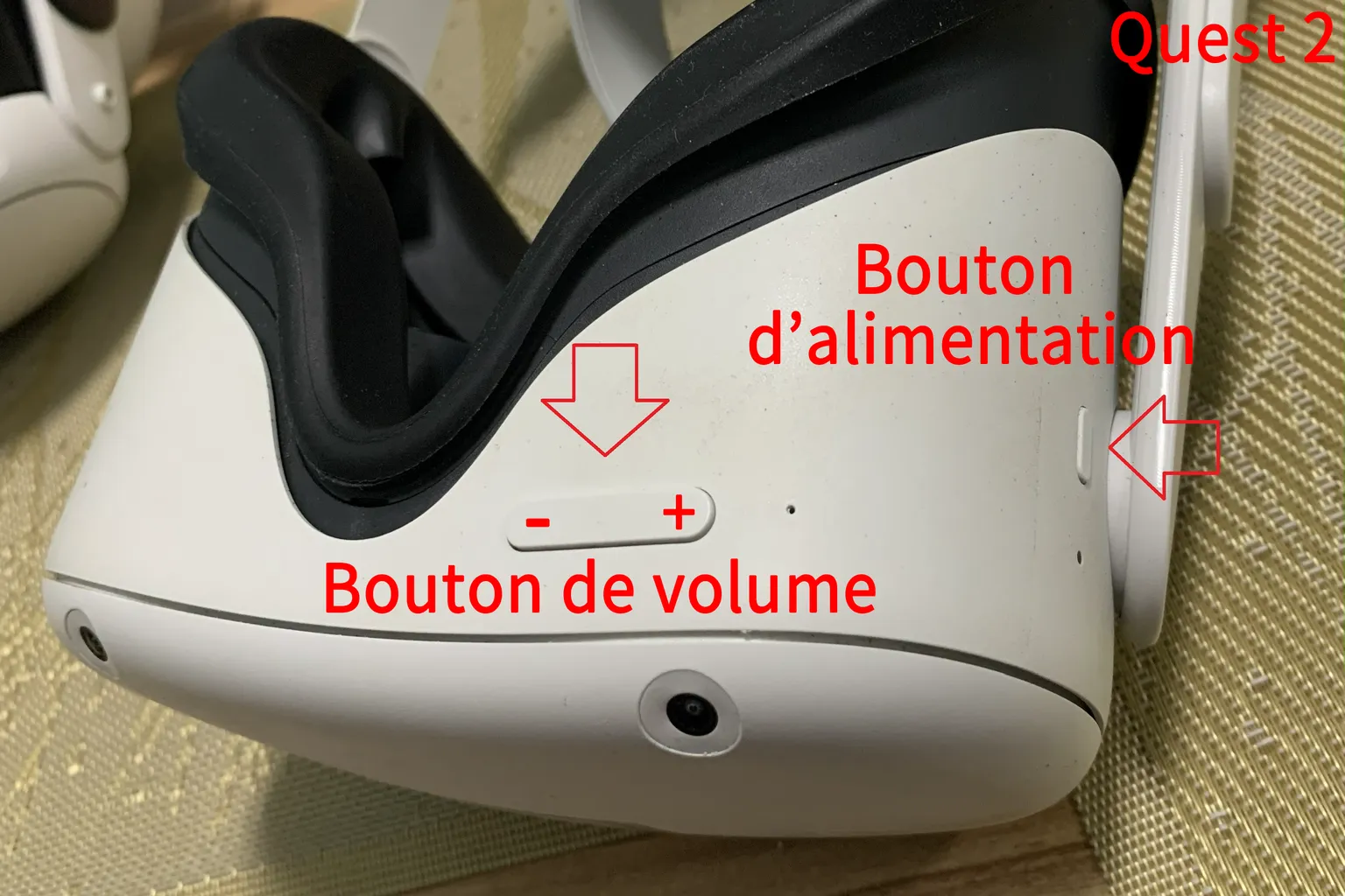 Vue latérale du Meta Quest 2 montrant le bouton d’alimentation et les boutons de réglage du volume.