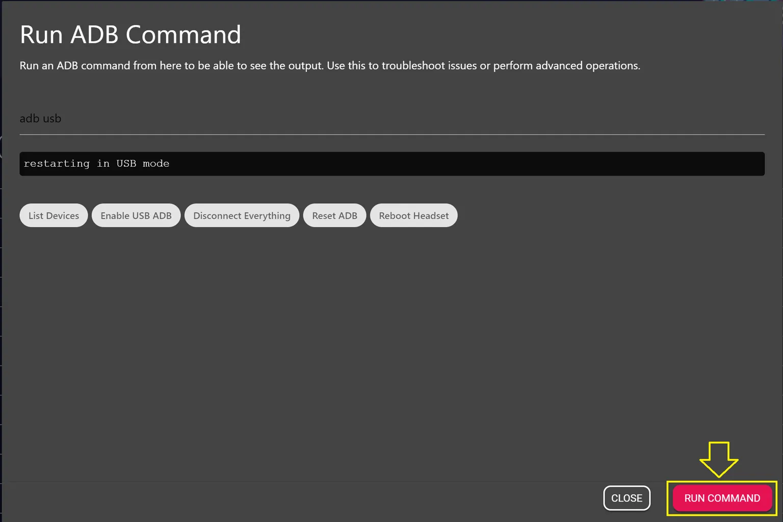 Menu des commandes SideQuest avec des flèches indiquant l’icône des outils et l’option « Enable USB ADB ».
