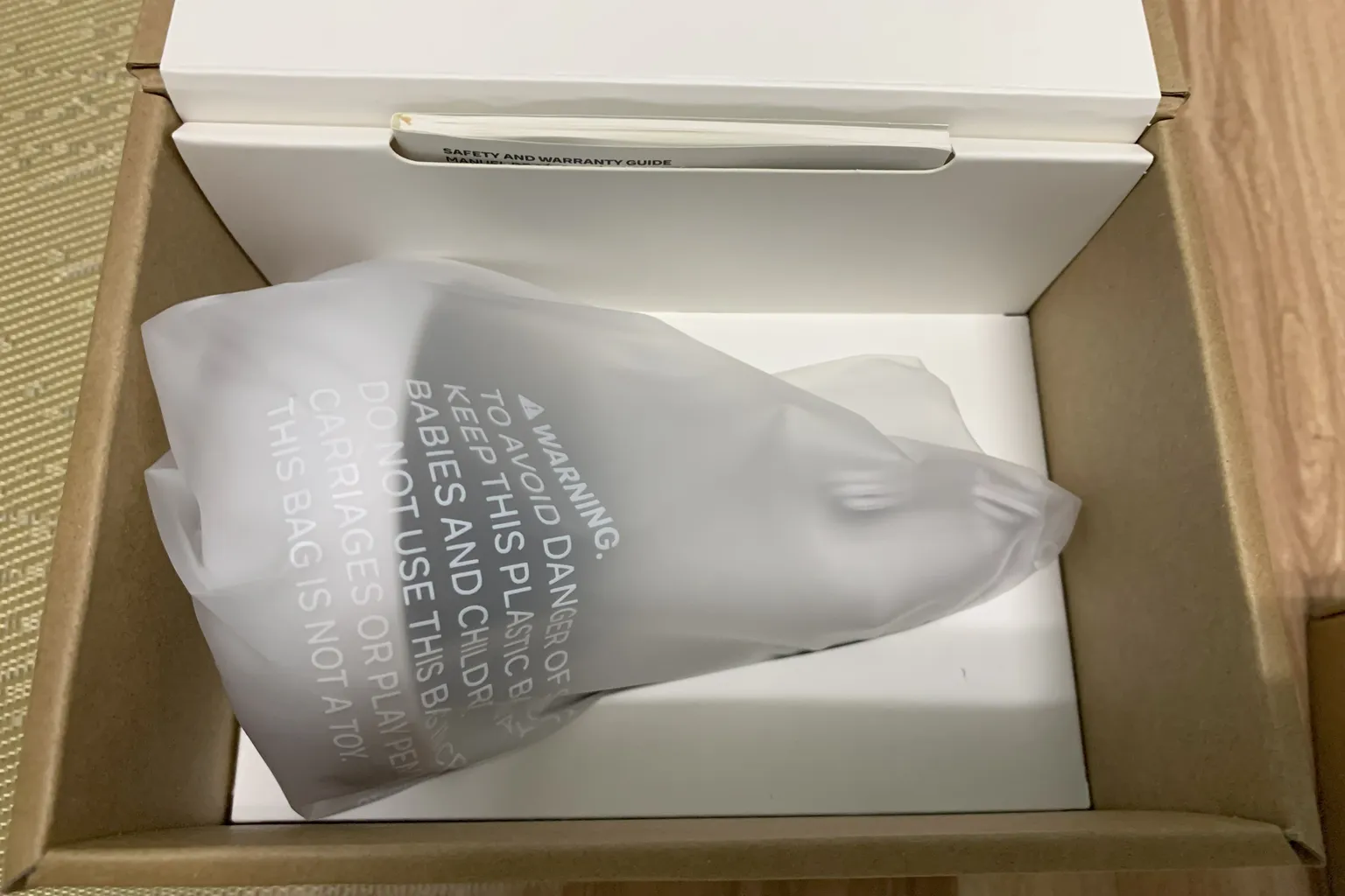Meta Quest 2 の整備済み交換品セット内容を展示。 ヘッドセット本体、コントローラー、そして取扱説明書が含まれている。