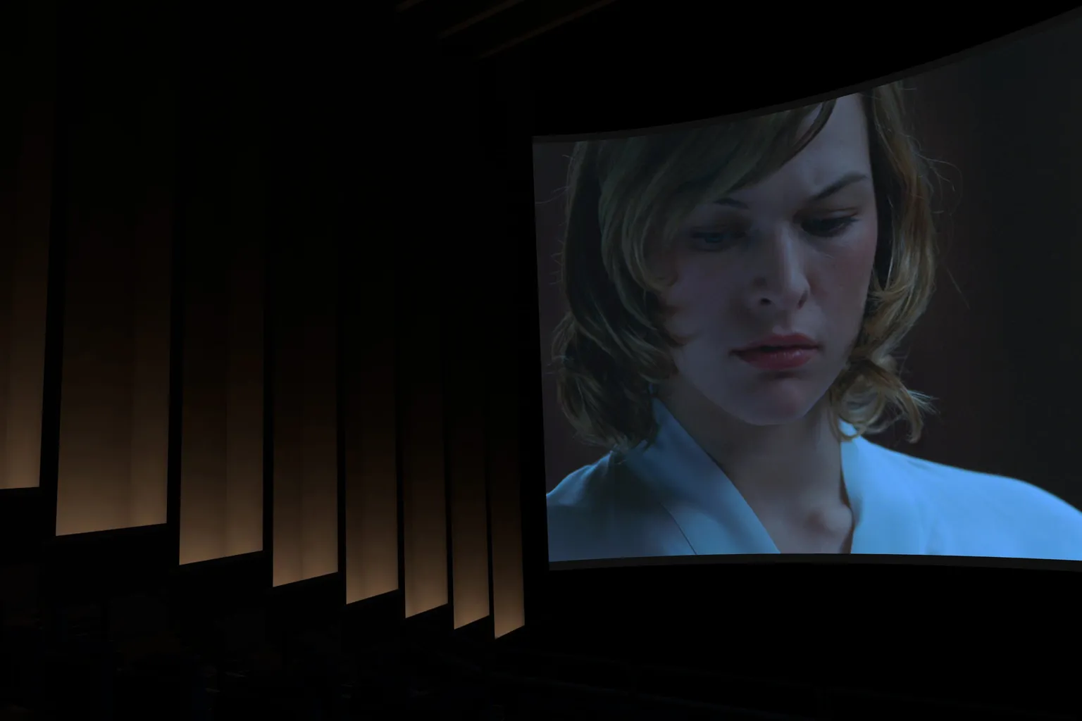 SKYBOXのシアターモードで映画のキャラクターをアップ表示すると、顔のディテールはしっかりしていて、背景の照明も穏やかで柔らかい。全体の明るさはやや低めだけど、見た目は自然でリアルだ。
