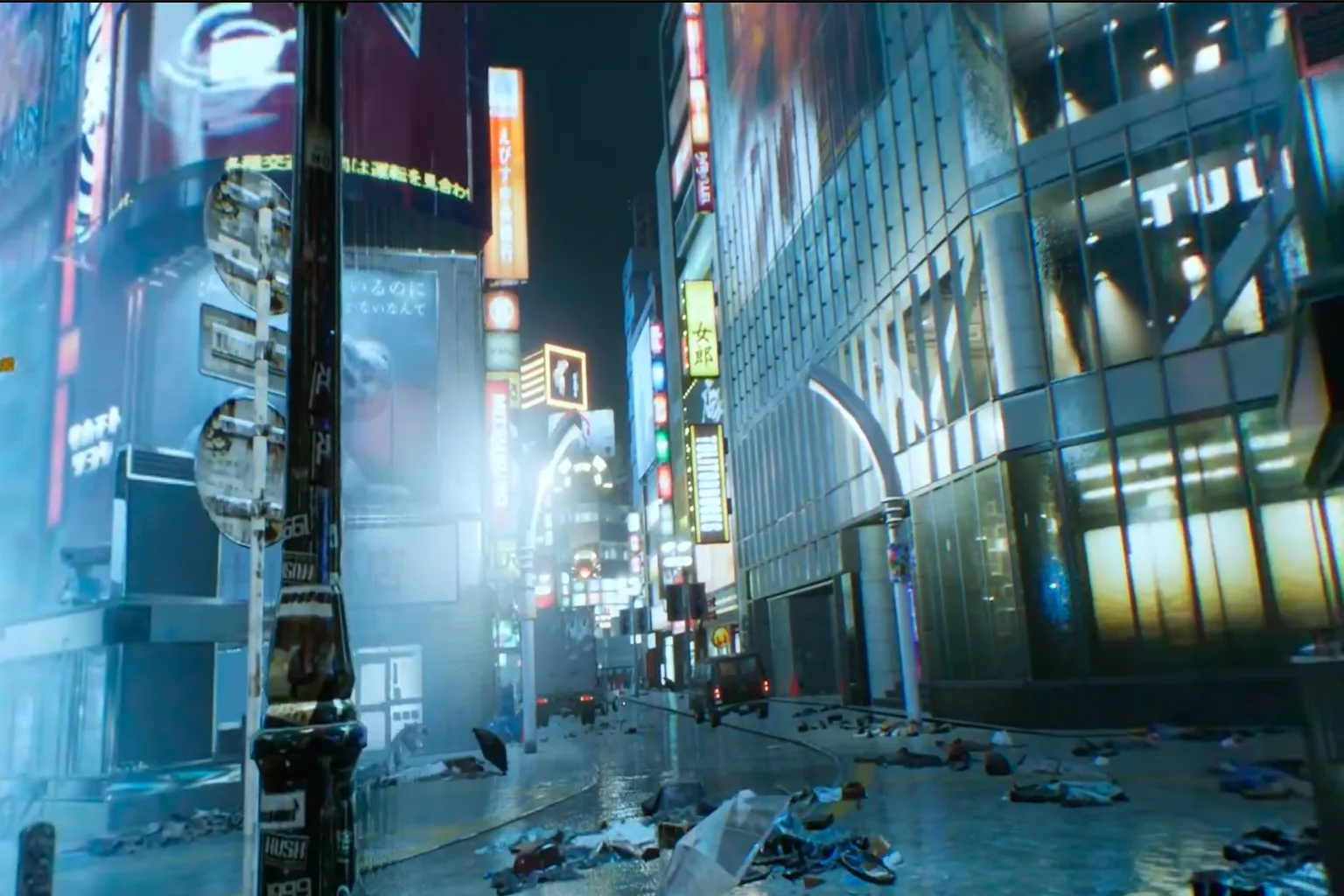 『Ghostwire: Tokyo』の象徴的な渋谷の街並み。 深夜の通りには人影がなく、地面には衣服や傘が散乱していて、不気味な雰囲気が漂う。 周囲ではネオンがチカチカと瞬き、怪しげな空気を一層際立たせている。