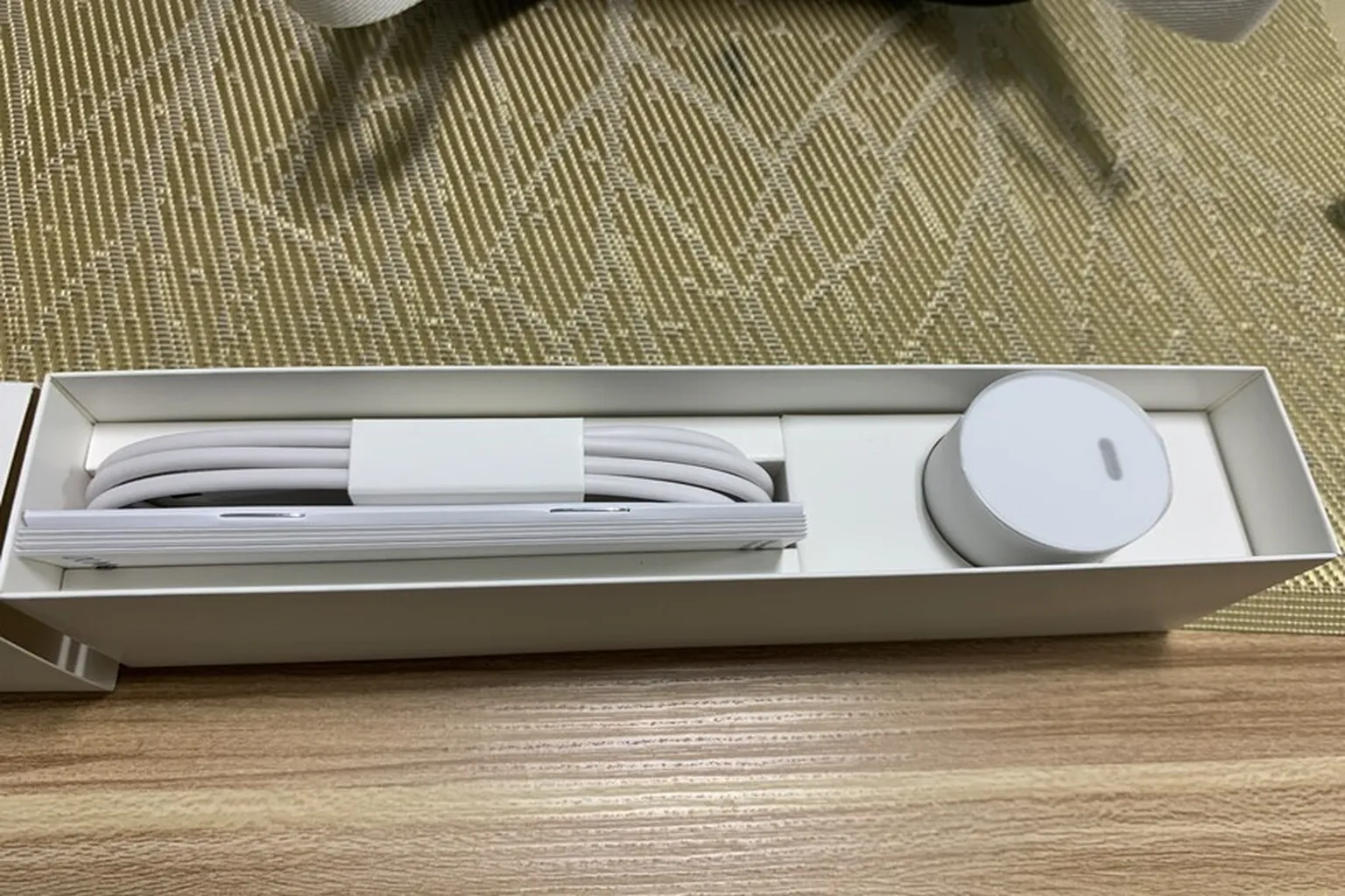 アクセサリーボックスの中には、電源ケーブル、充電アダプター、基本的な説明書が整然と収められている。