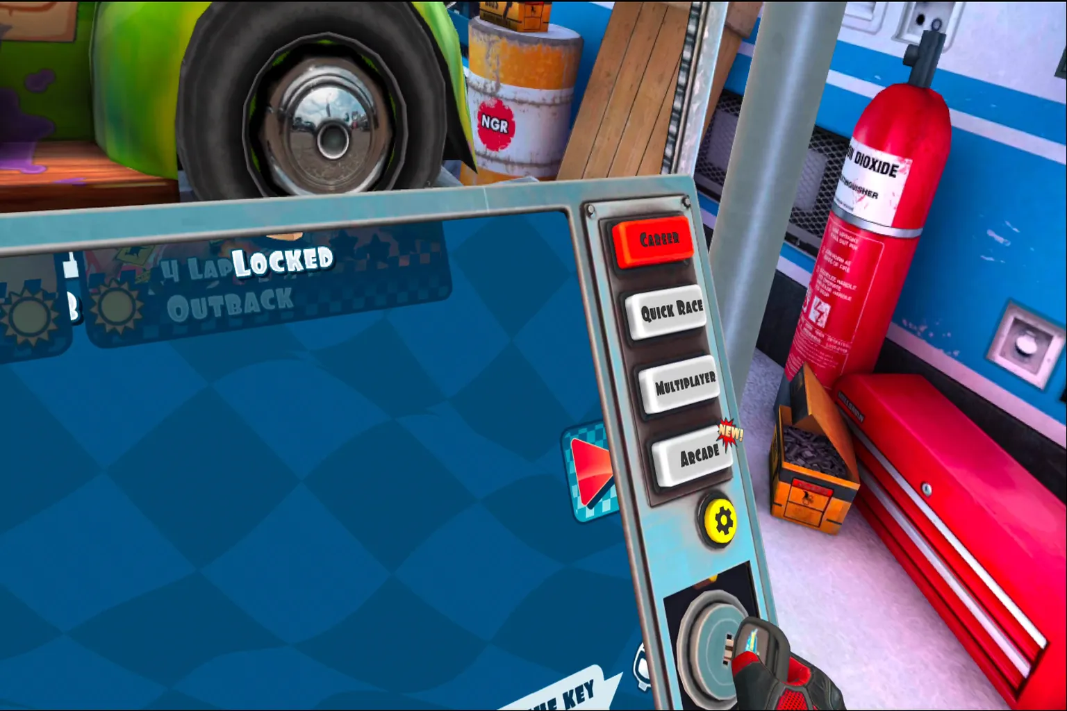メインメニュー画面:プレイヤーがキーを回してゲームモードを起動。メニューには「キャリア」「クイック」「マルチプレイ」「アーケード」が並ぶ。