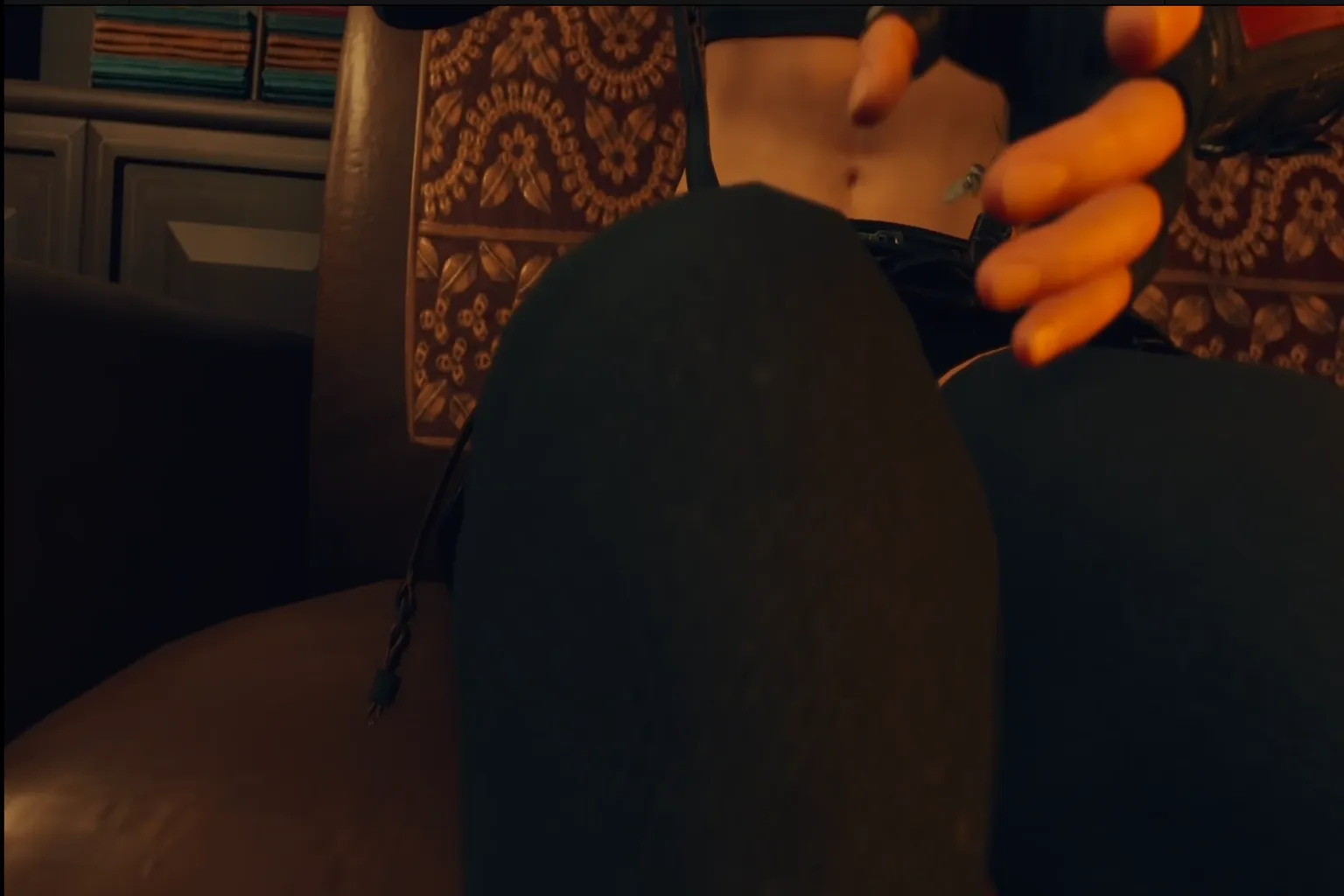 VR視点でティファと向かい合い、カメラが膝の高さに位置することで、強い没入感が演出されている。