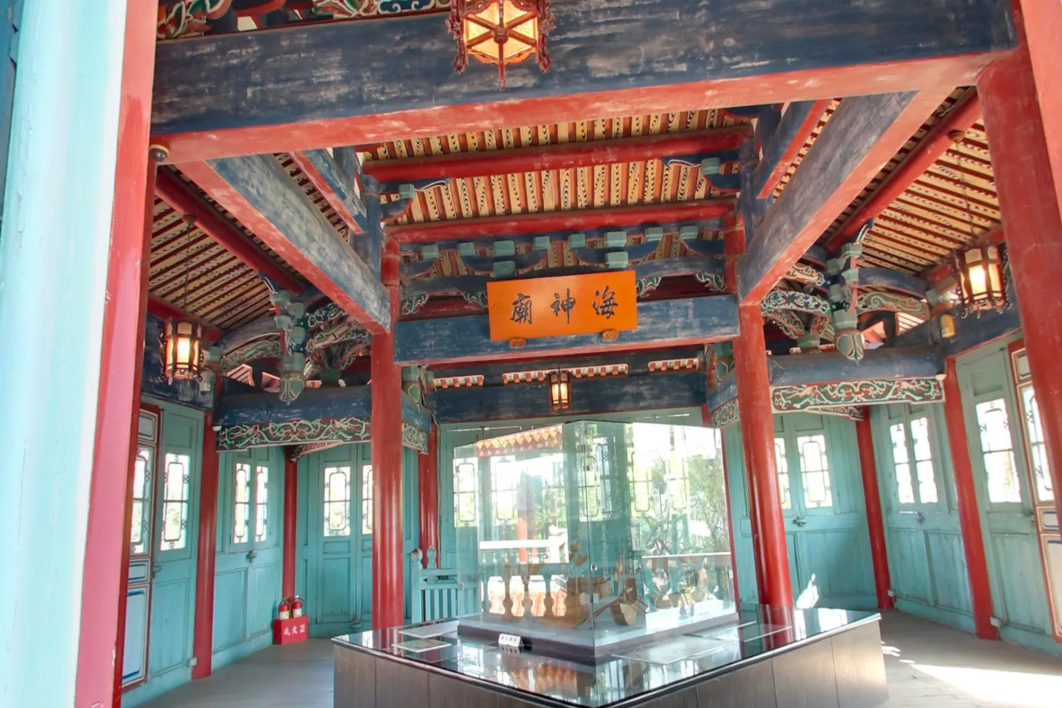 赤崁楼内の海神廟展示室。橙色の額には「海神廟」と書かれ、木造の古建築と青緑の窓枠が台南らしい雰囲気を作り出している。