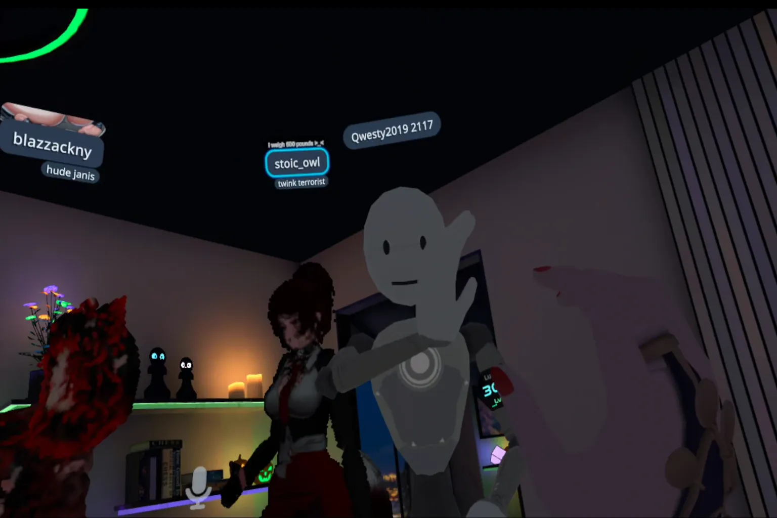 プレイヤーはVRChatのチェスホールを歩き回りながら、対戦相手を探す。 背景にはネオンが光り、ランキングボードがゆっくり点滅している。