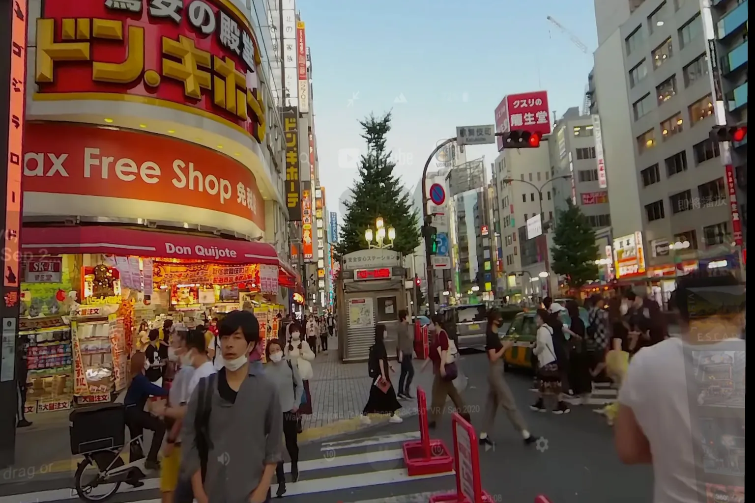 VRカメラの視点で新宿の商店街を進む。ドン・キホーテやドラッグストアのネオンが目に入るリアルな街歩き体験。