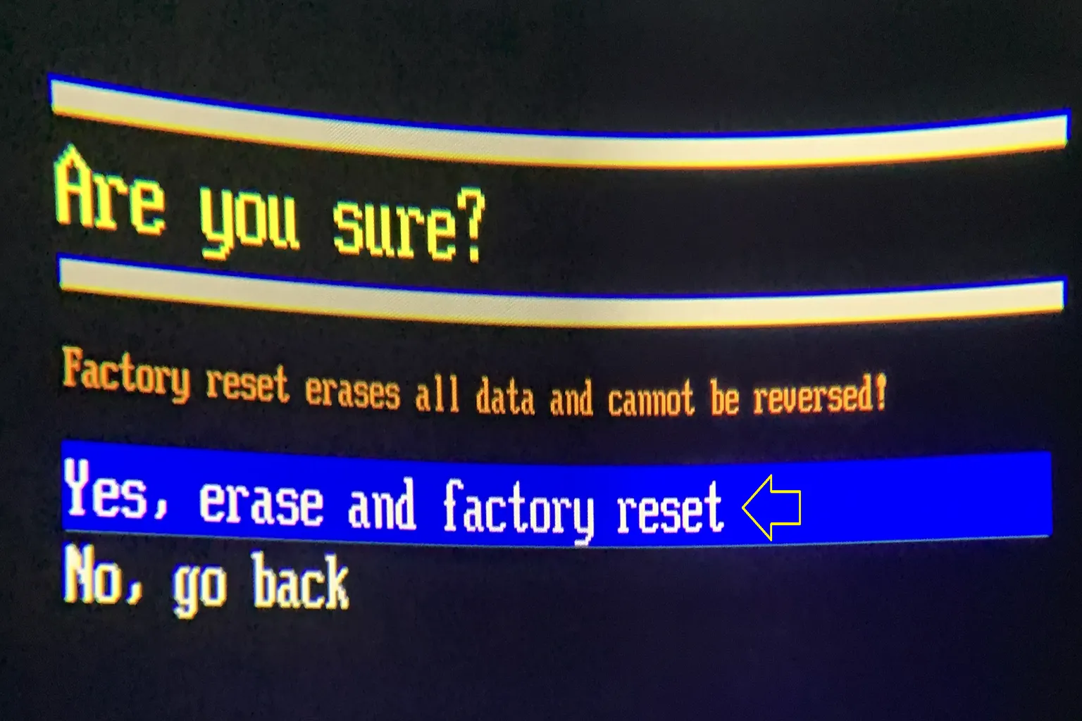 「Yes, erase and factory」を選択すると、出荷時設定に戻すことができる。