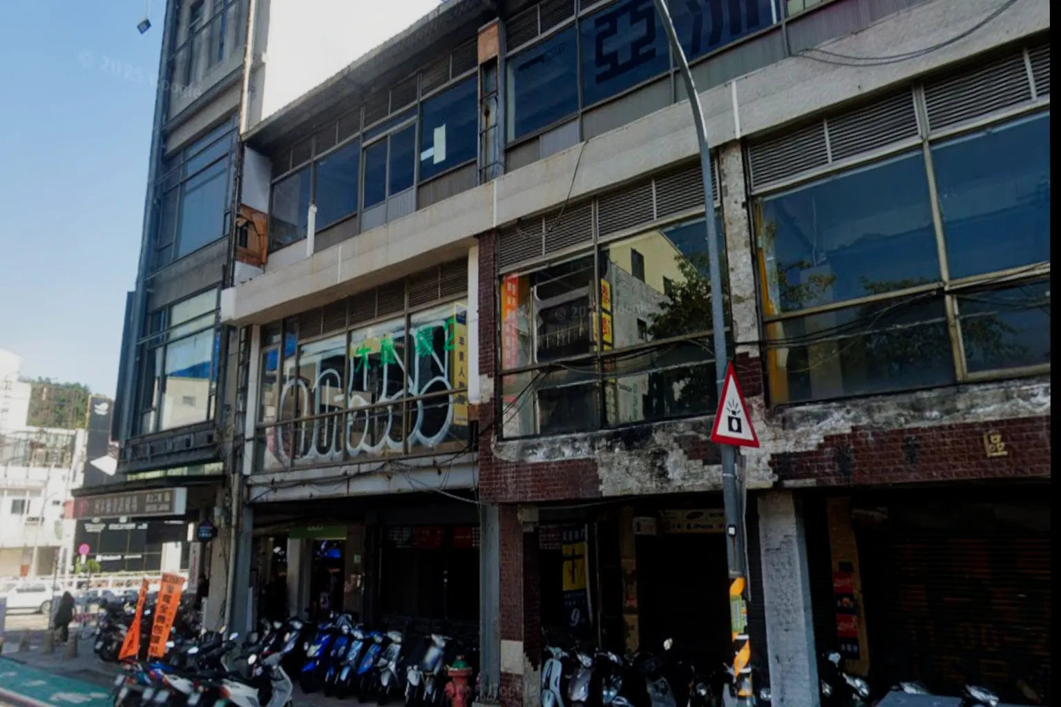 2025年の台南・北門商場。古い建物が並びつつも、バイクや商店の活気が残る街角。