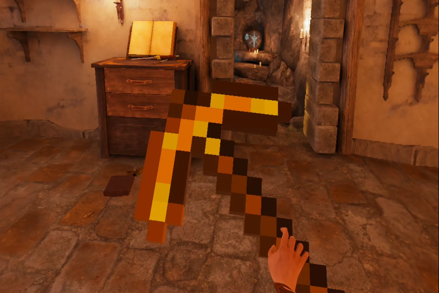 プレイヤーの手にはピクセル風の金のツルハシ。Minecraft風のモッド武器。背景は拠点の部屋と本が置かれたテーブルが見える