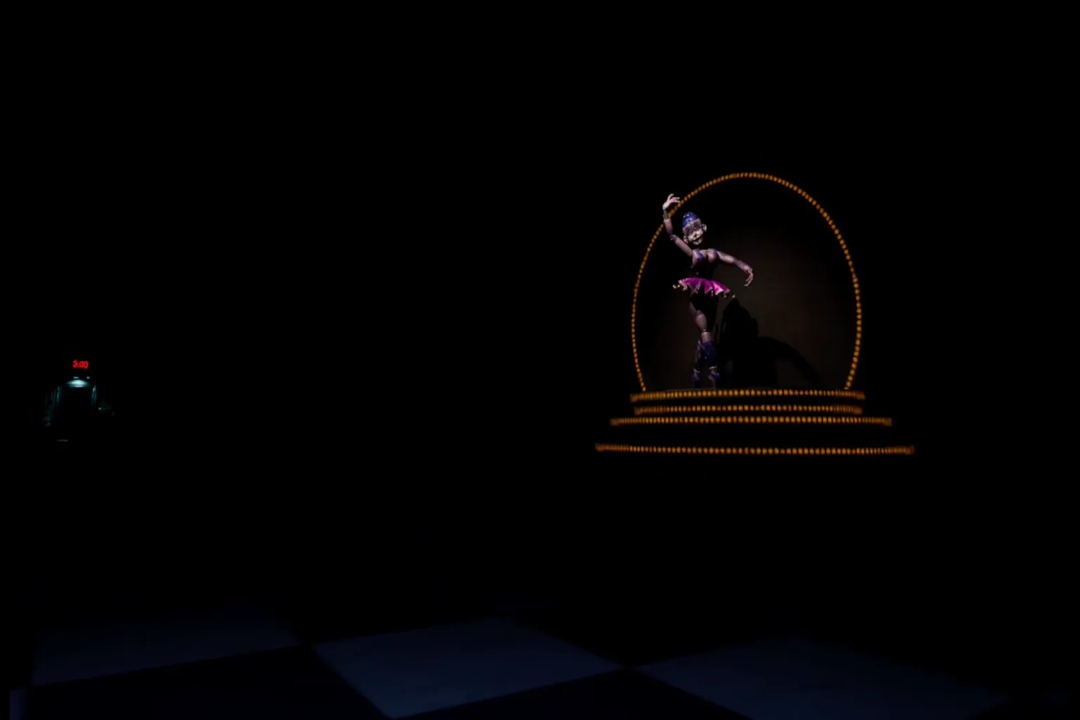 暗い廊下の出口の奥に、ステージ中央の円形台に立つ Ballora が見えるシーン