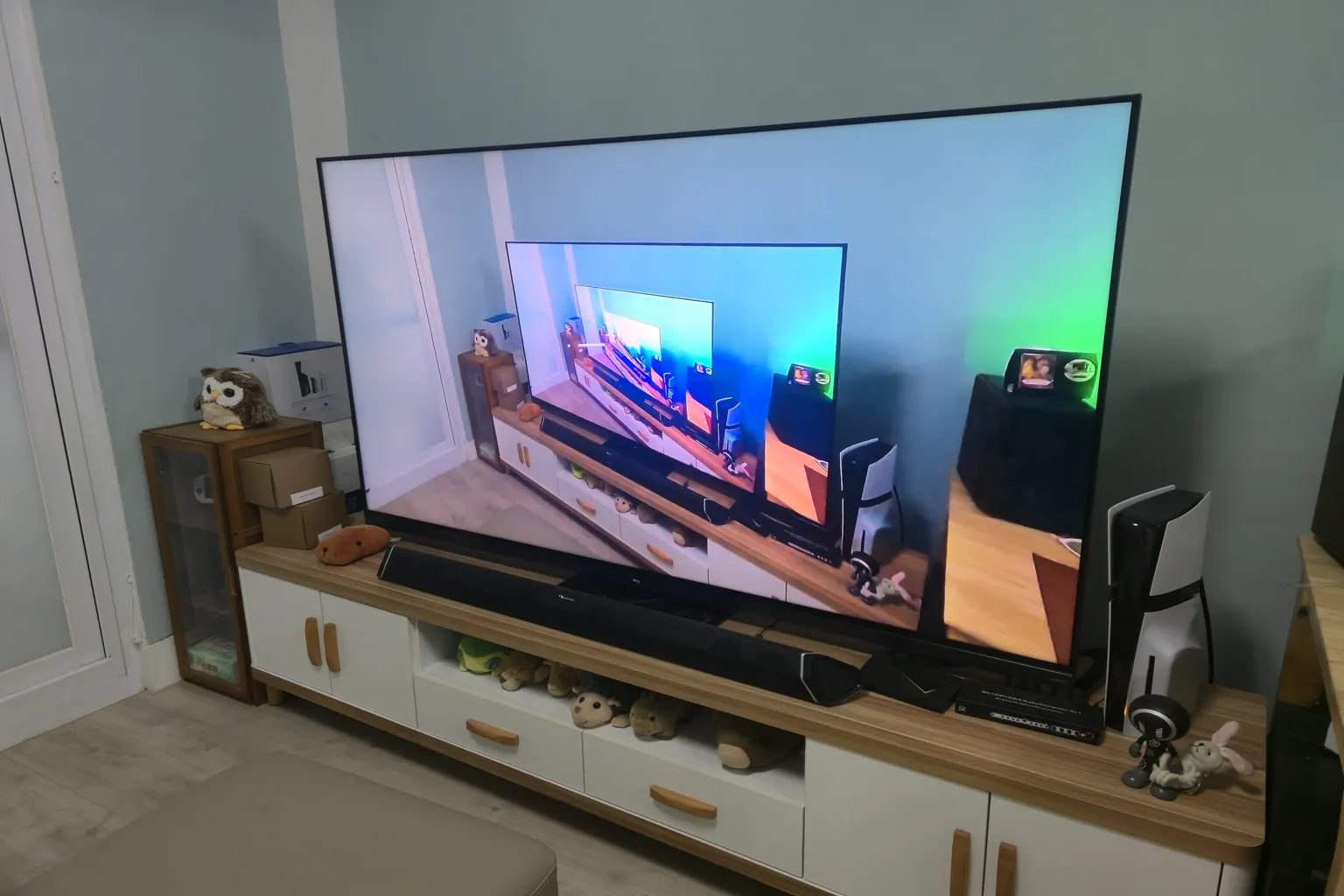 Meta QuestのVR画面をテレビにミラーリングしている様子