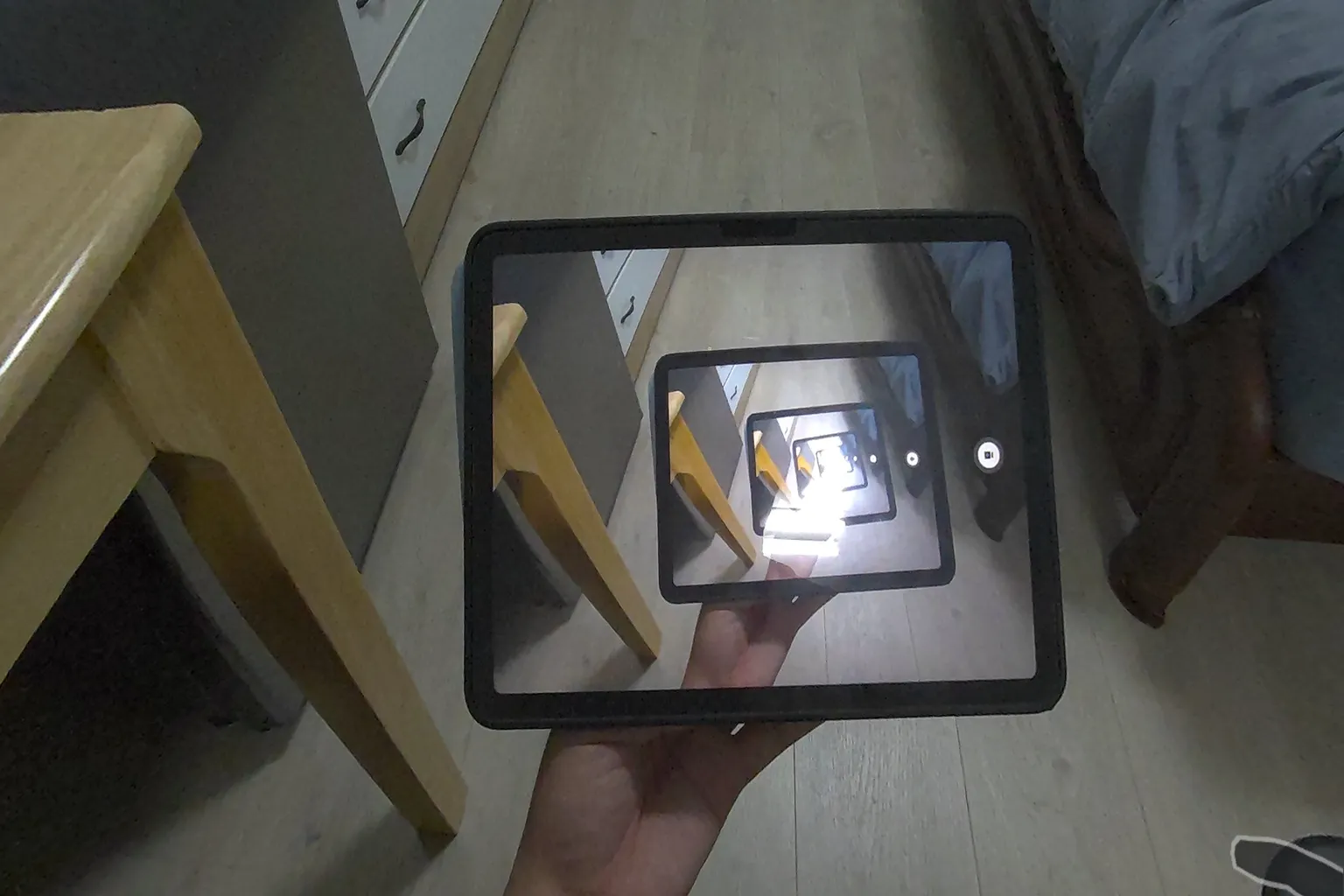 Meta QuestのVR画面をスマホにミラーリングしている様子