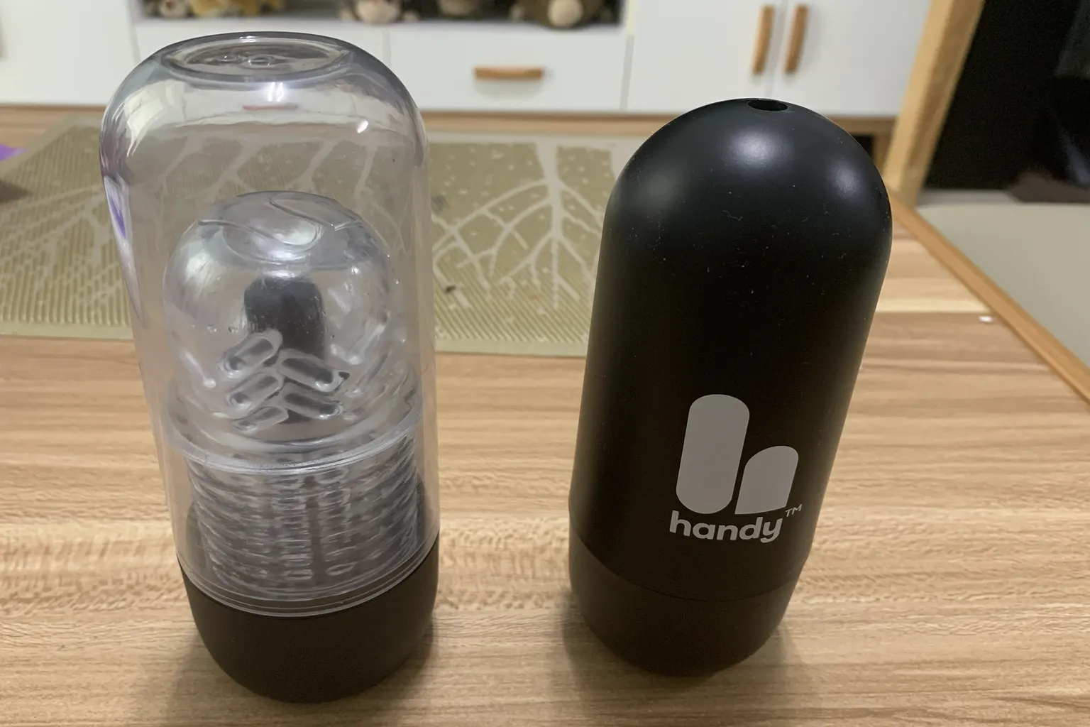 TrueGrip第3世代カップを乾燥ケースに入れた状態と、The Handy用スリーブケースを並べた写真。