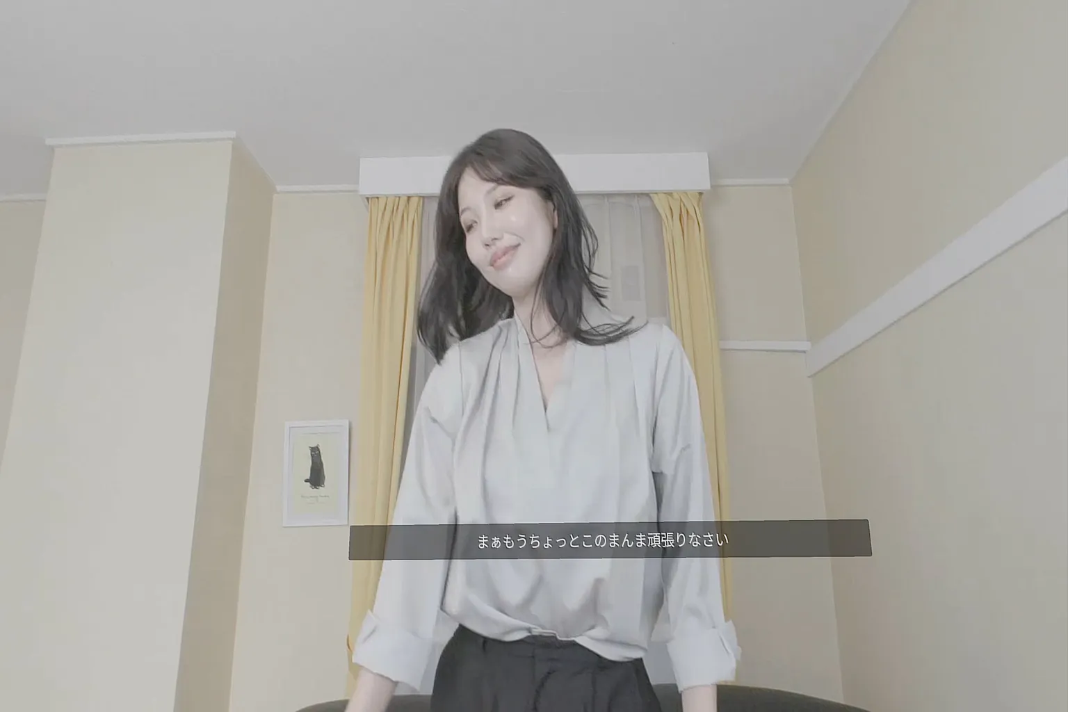 日本 JVR 片商作品,年輕熟女站立於客廳中,字幕顯示日文對話內容