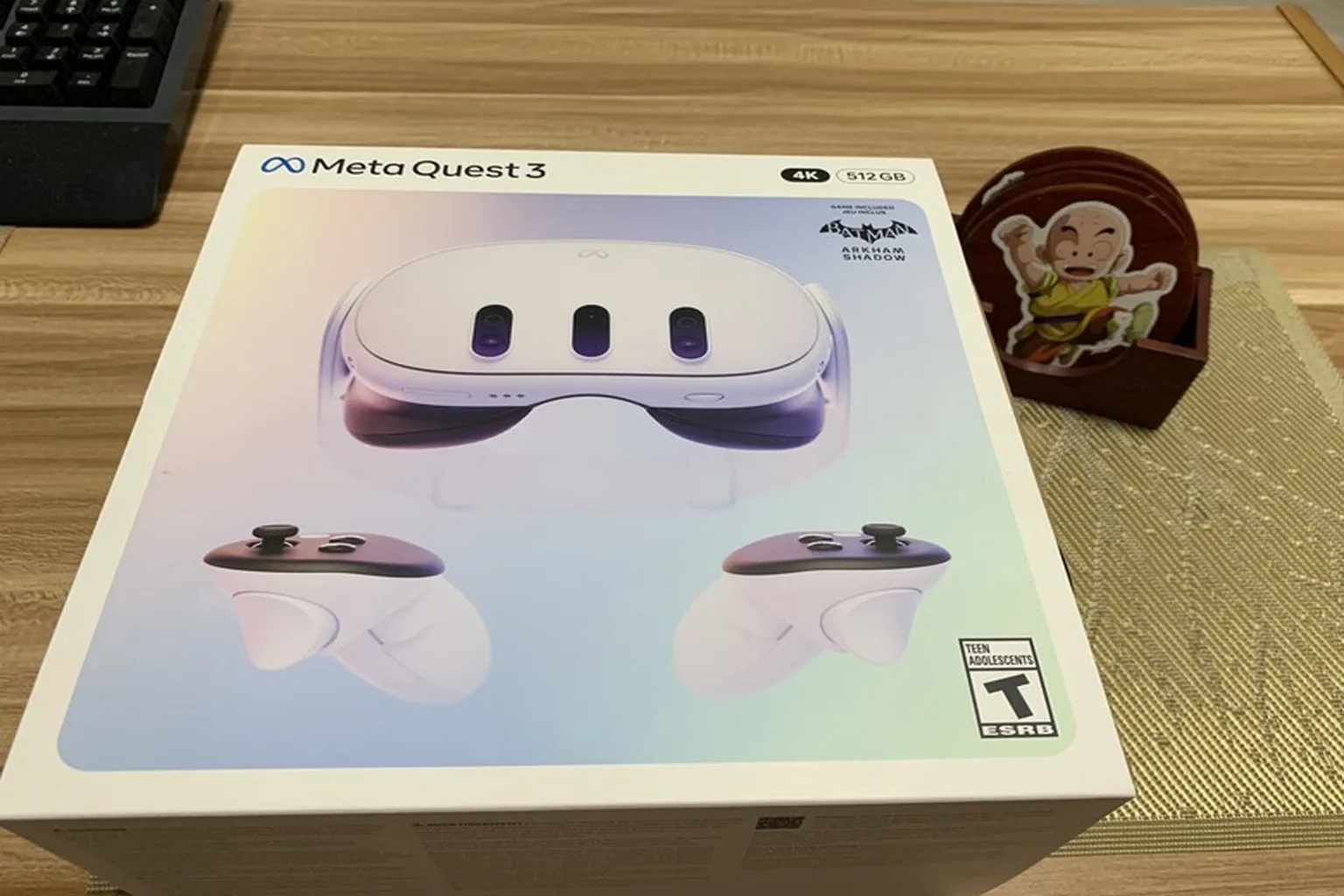 Meta Quest 3 512GB 主機盒裝外觀,盒面印有頭盔與控制器圖像