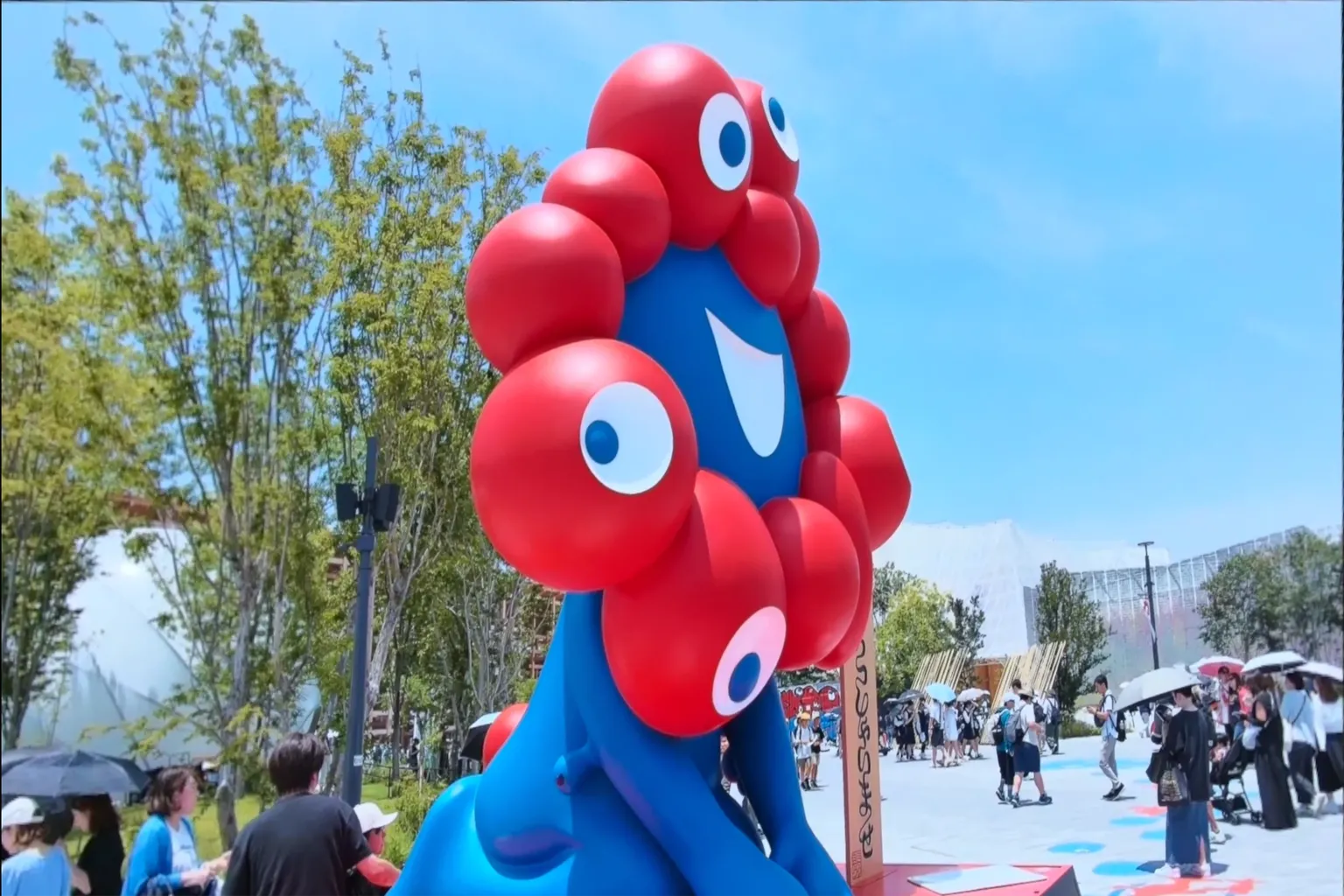 SteamVR媒體播放器顯示3D立體照片的VR呈現效果，畫面中為卡通吉祥物雕像