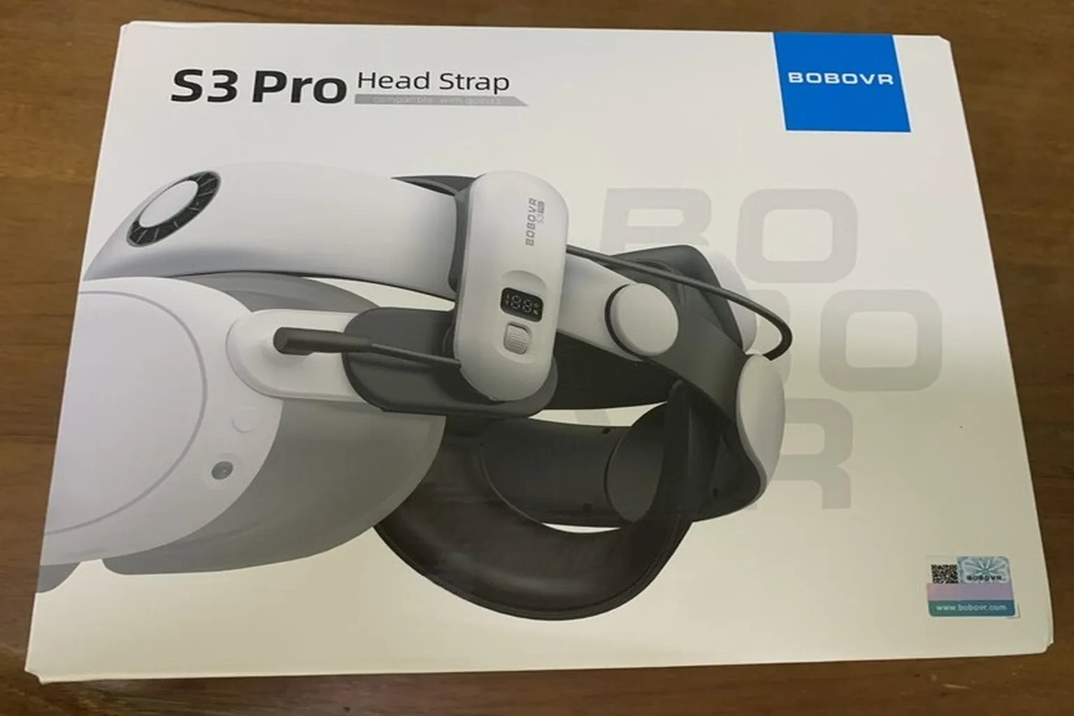 BOBOVR S3 Pro 電池頭戴包裝盒外觀,標示支援 Quest 3 機種與標準配件模組化設計