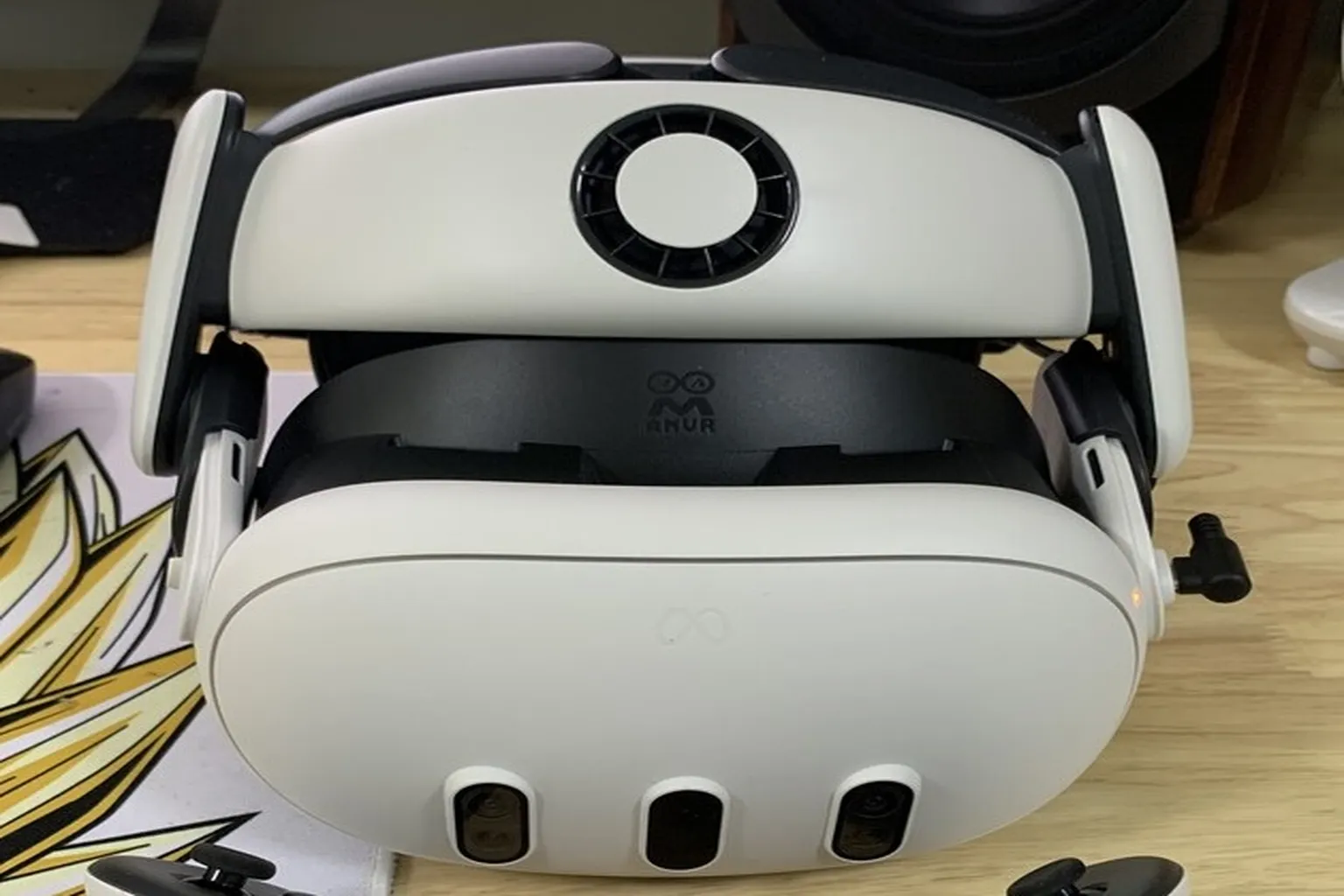 BOBOVR S3 Pro 電池頭戴實際安裝於 Quest 3 正面,展現整體結構與風扇模組整合外型