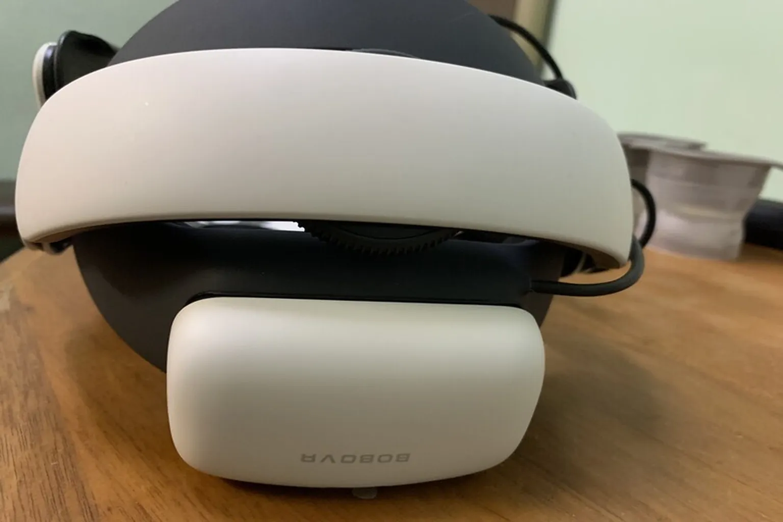 BOBOVR S3 Pro 頭戴背部電池模組展示,旋鈕固定結構與 BOBO 電池倉整合一體化外觀
