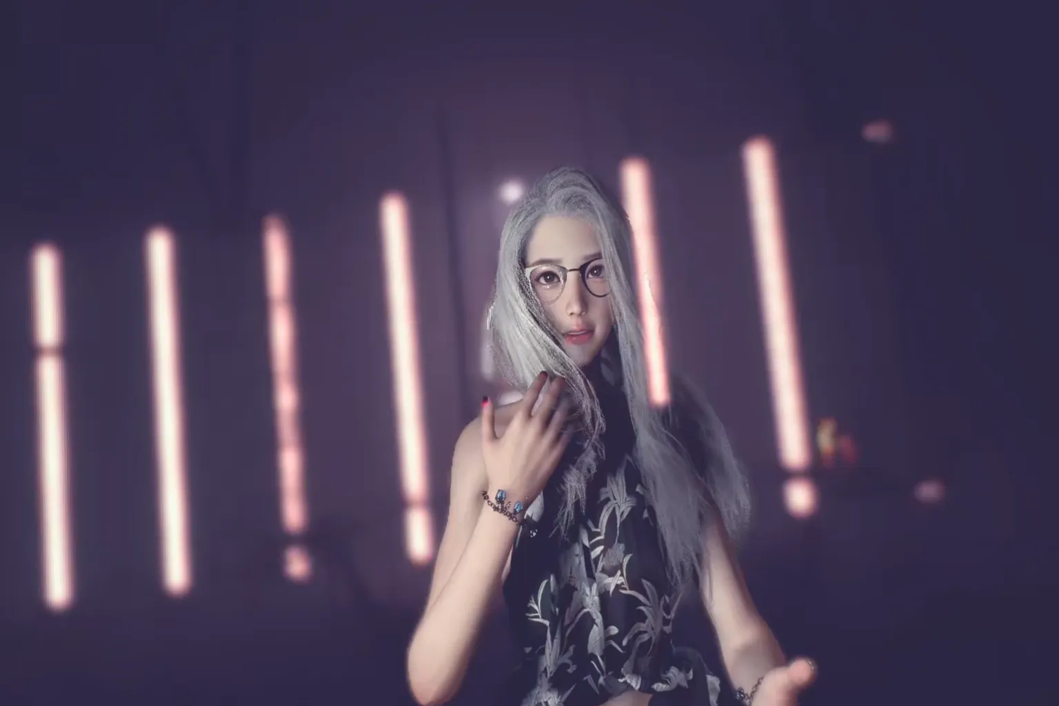 銀灰長髮、戴眼鏡的模組角色於燈光展示場景中擺出介紹動作，背景模糊突顯主體人物