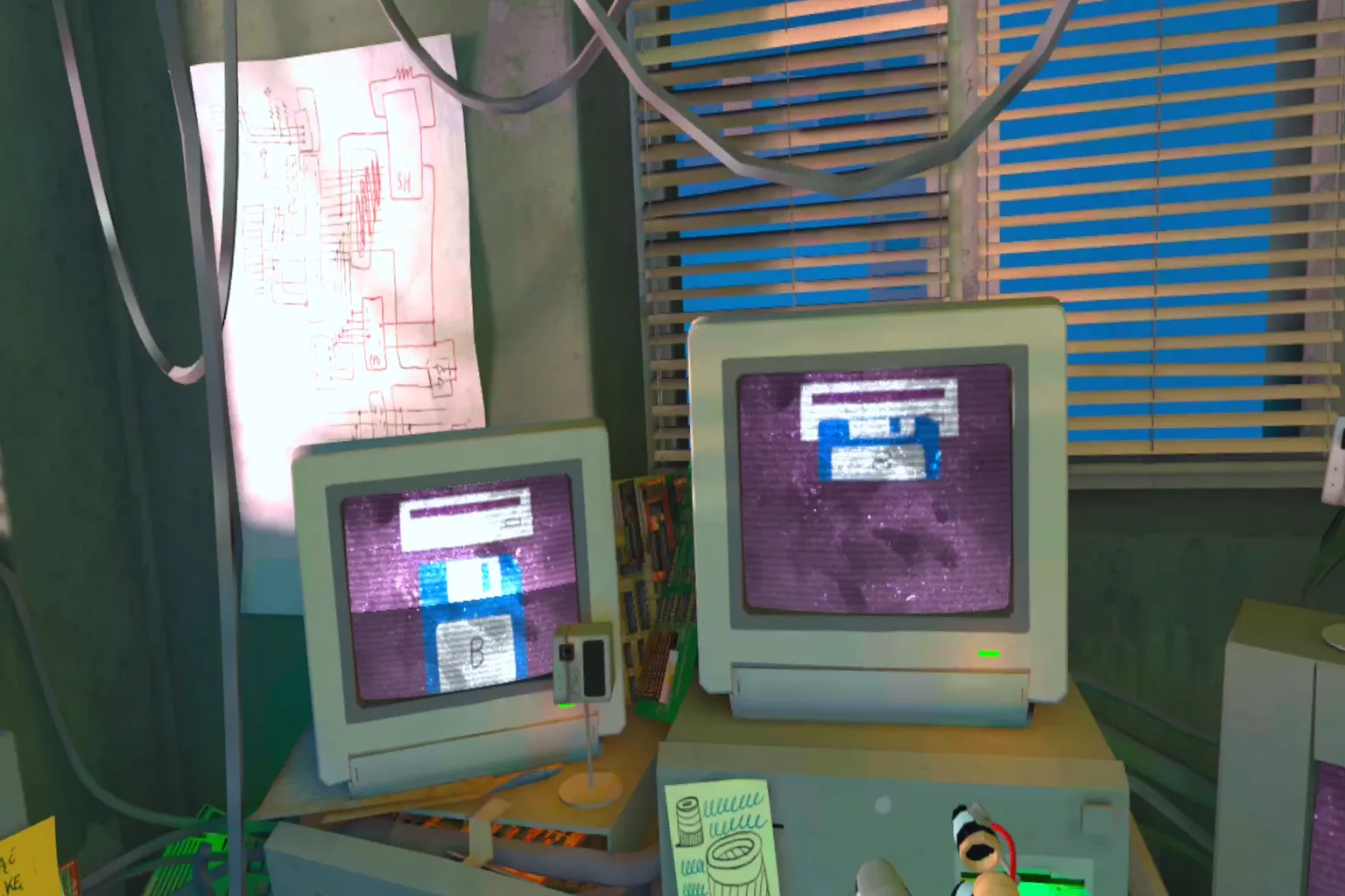 場景是一張擺滿老式電腦與 CRT 螢幕的桌子,上面顯示著 SUPERHOT VR 的軟碟啟動畫面。