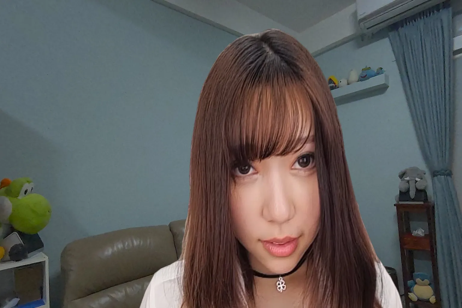 長髮女孩佩戴黑色項圈飾品,正面凝視鏡頭,表情冷靜帶有氣勢